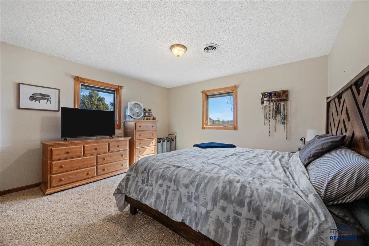 32 HORSESHOE LN