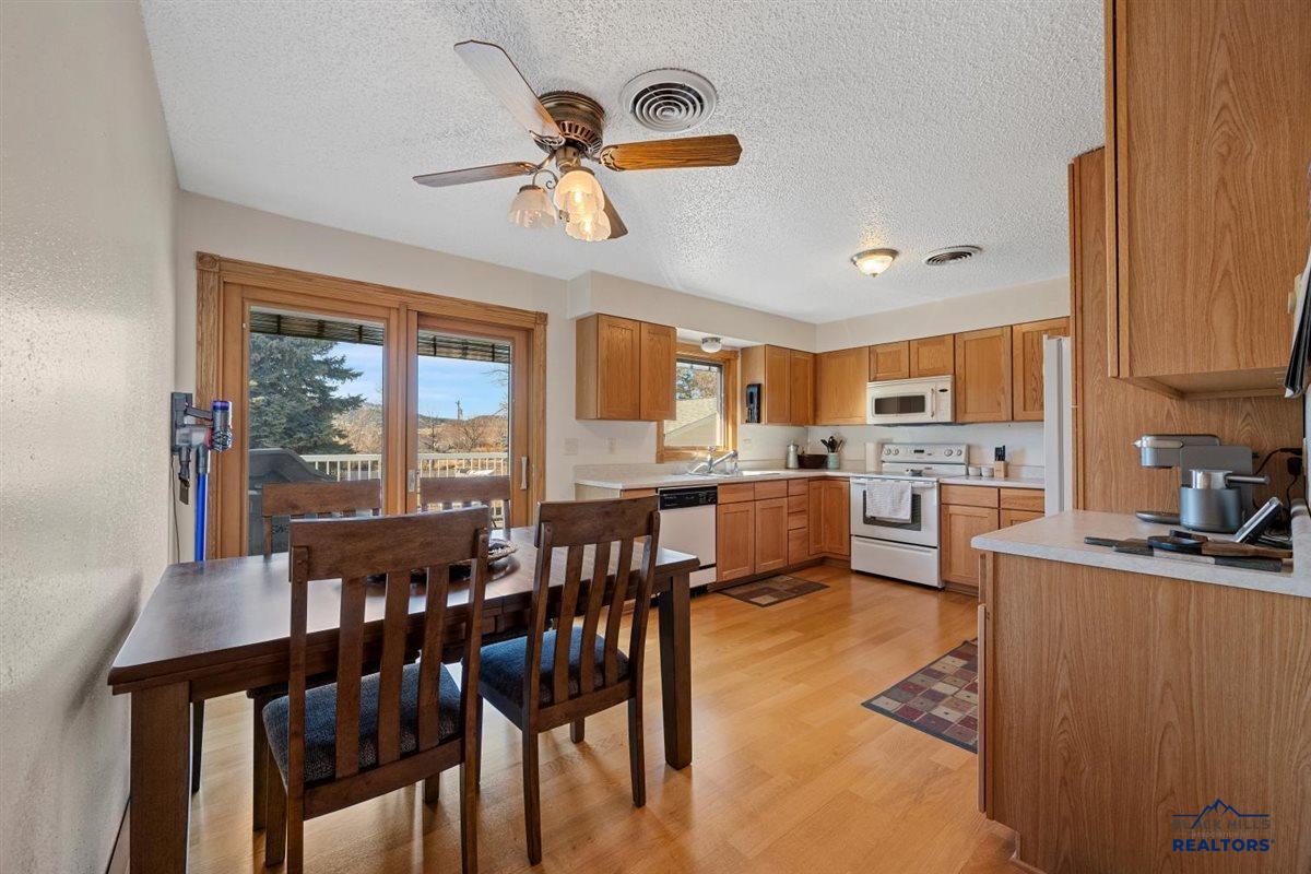32 HORSESHOE LN