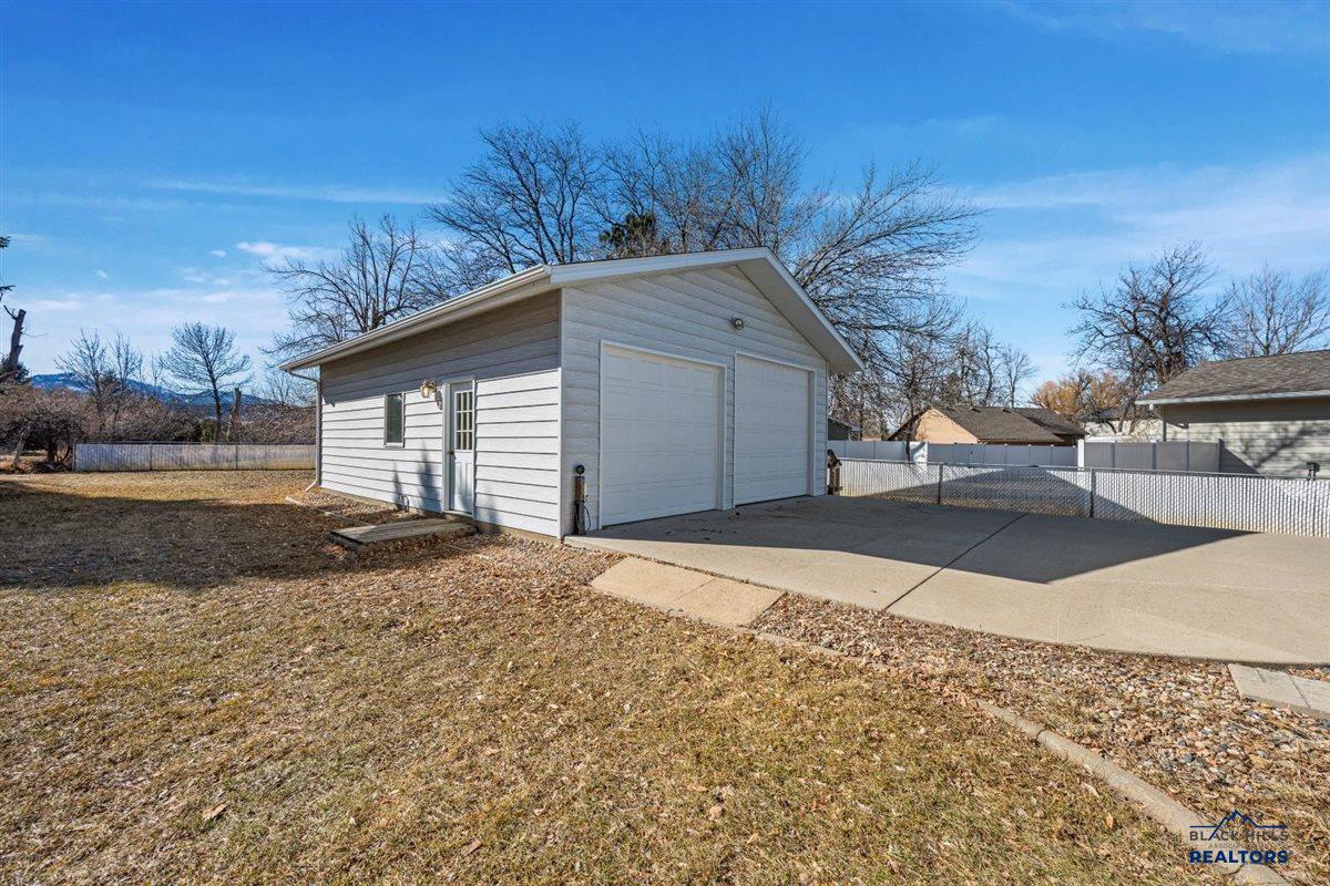 32 HORSESHOE LN