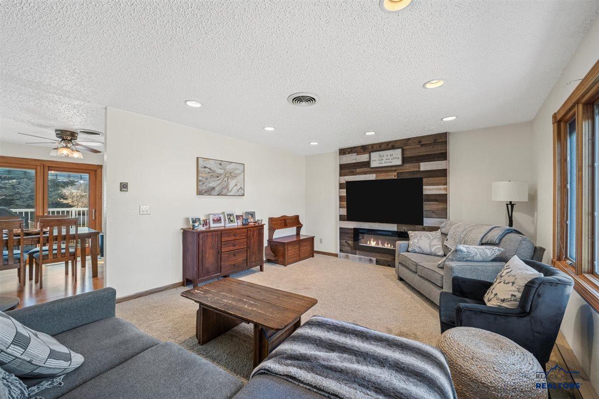32 HORSESHOE LN