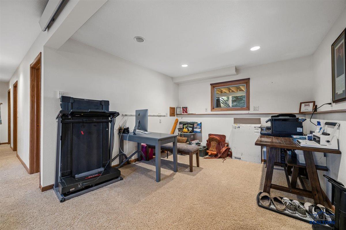 32 HORSESHOE LN