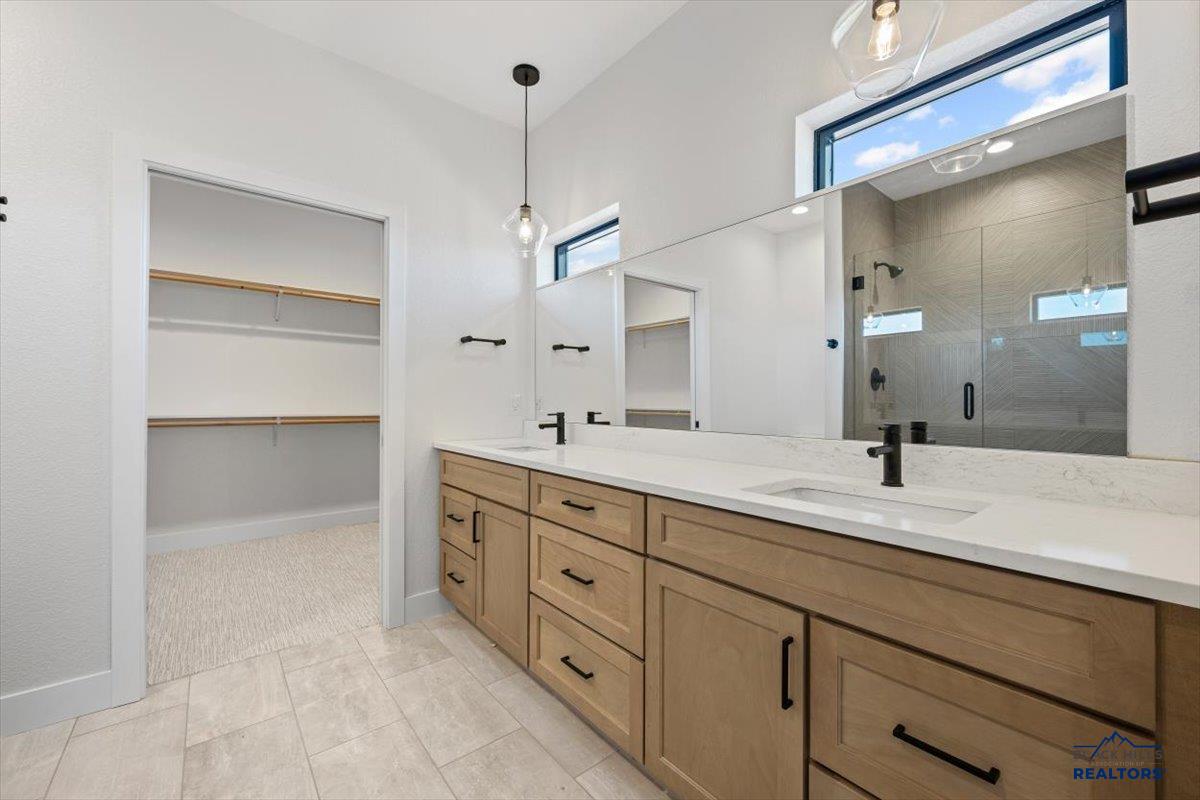 1437 OAK CREST CT