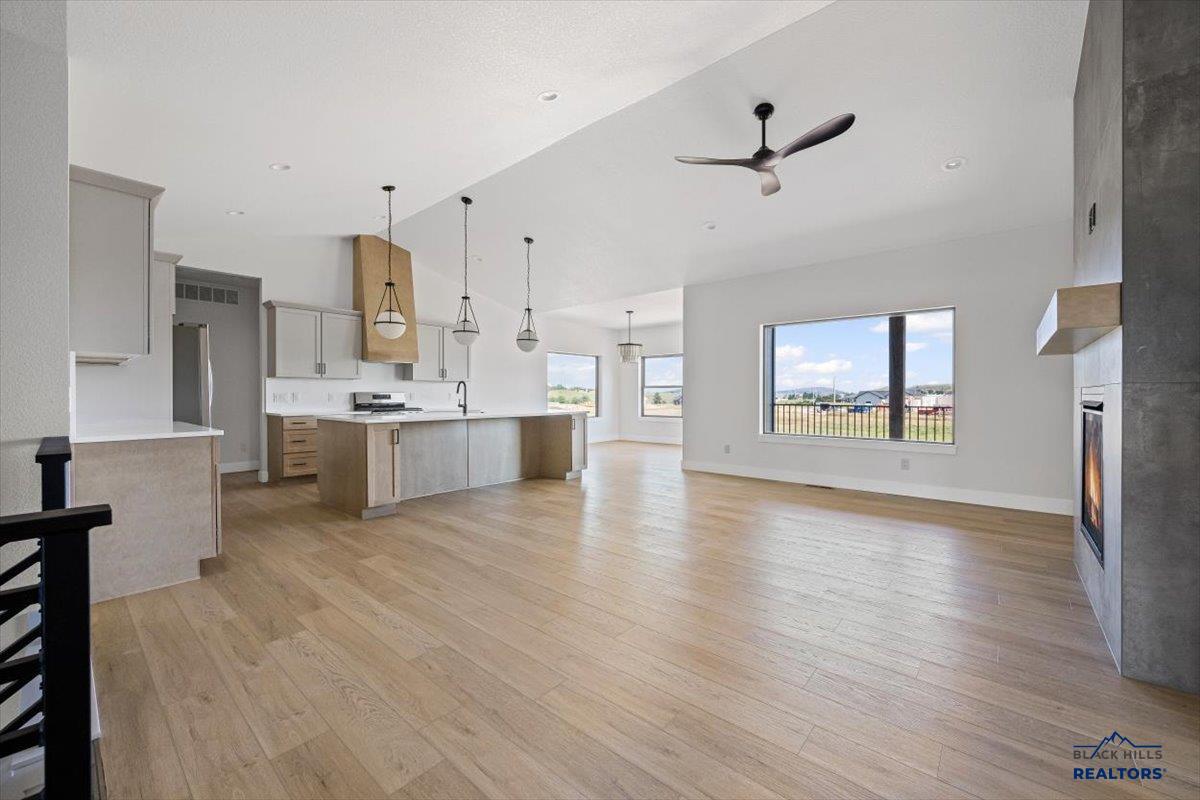 1437 OAK CREST CT