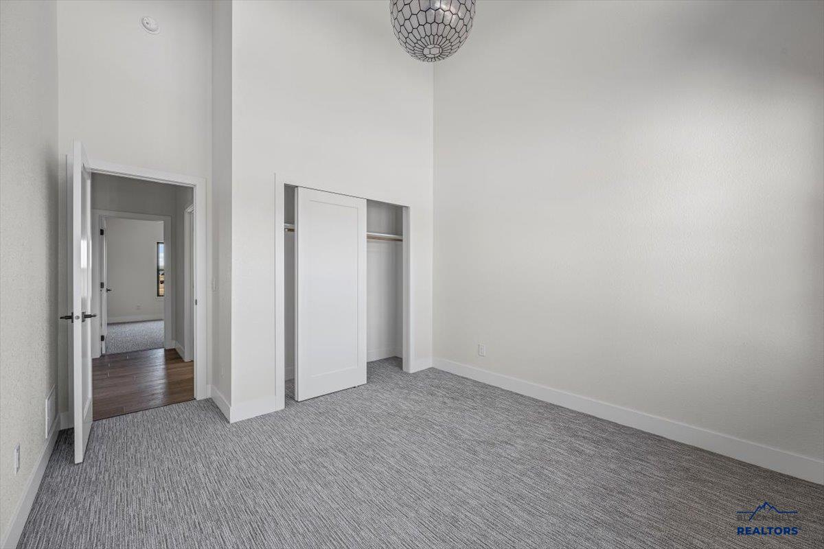 1437 OAK CREST CT