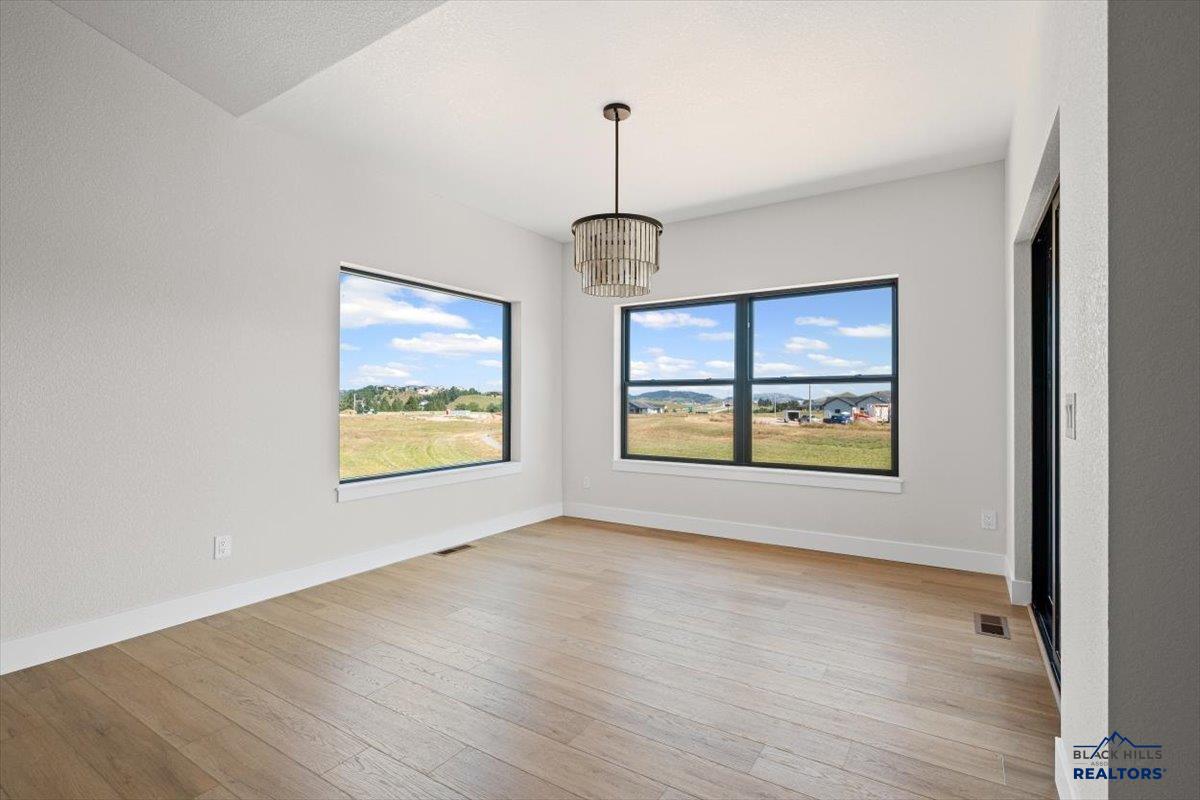1437 OAK CREST CT