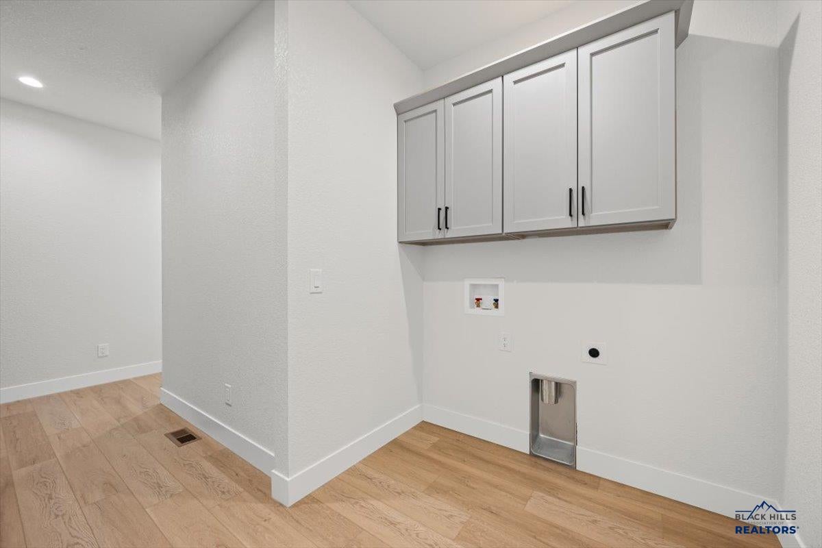 1437 OAK CREST CT