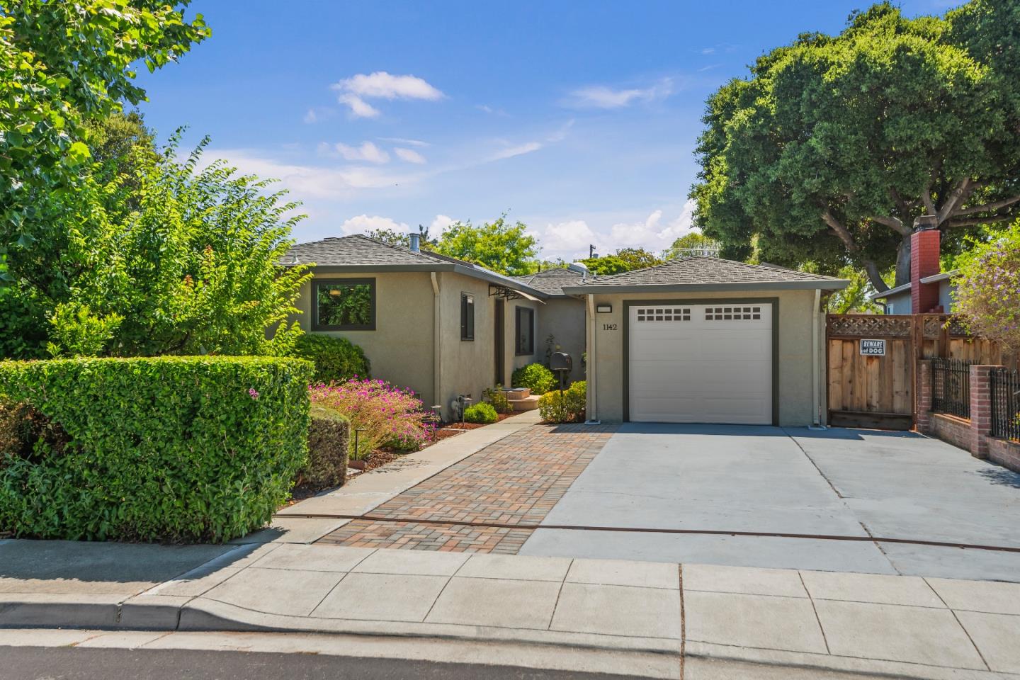 1142 Hollyburne AVE