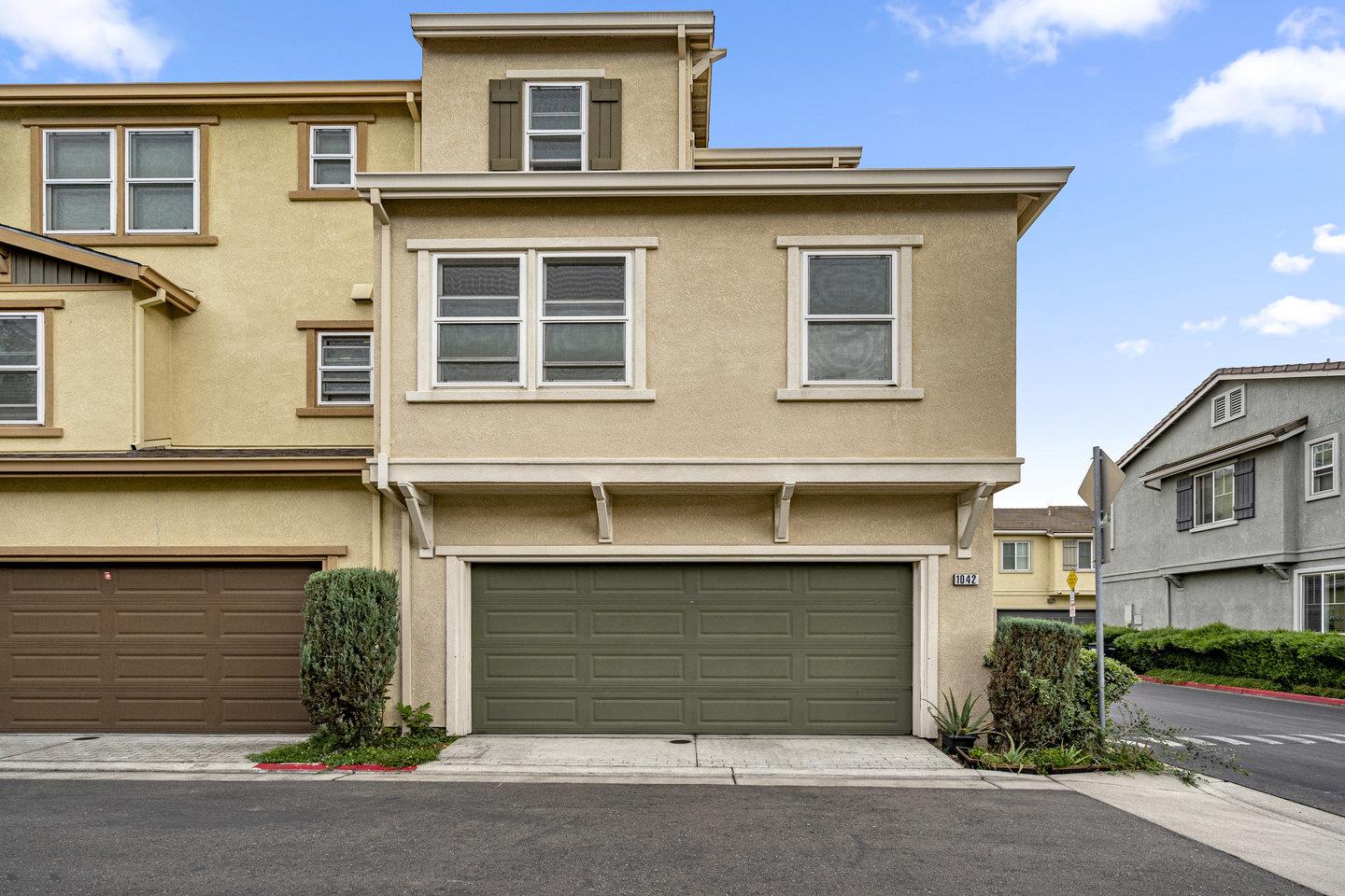 1042 Old Oak Lane
