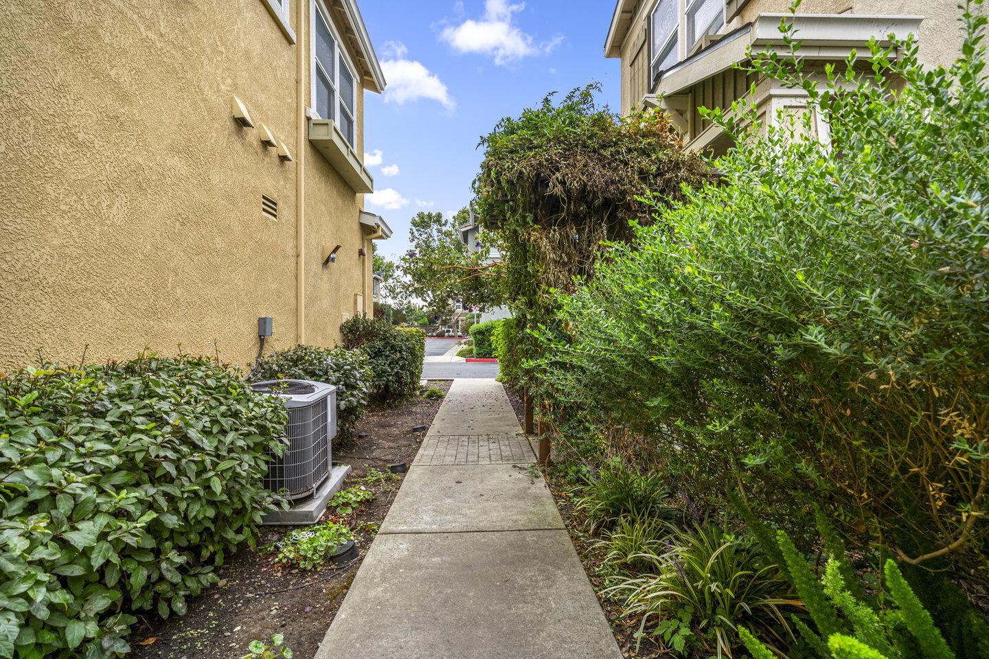 1042 Old Oak Lane