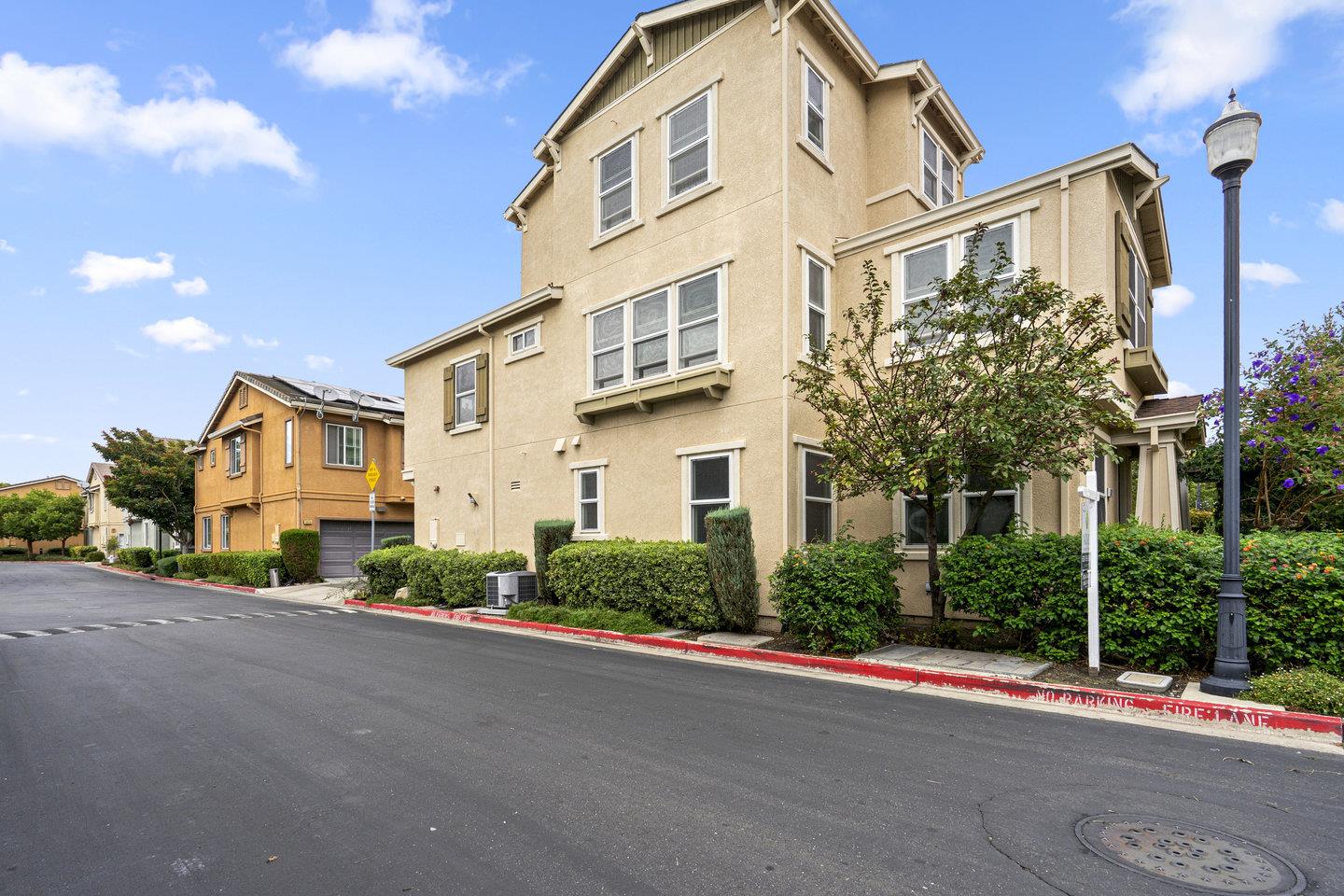 1042 Old Oak Lane