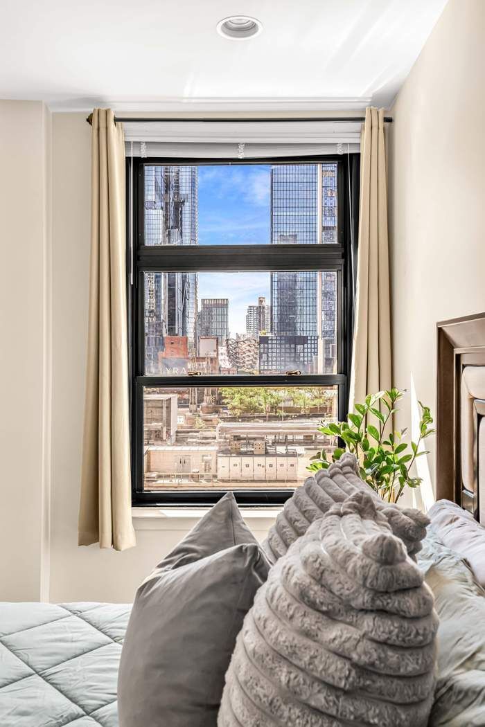 529 W 42nd Street 5R