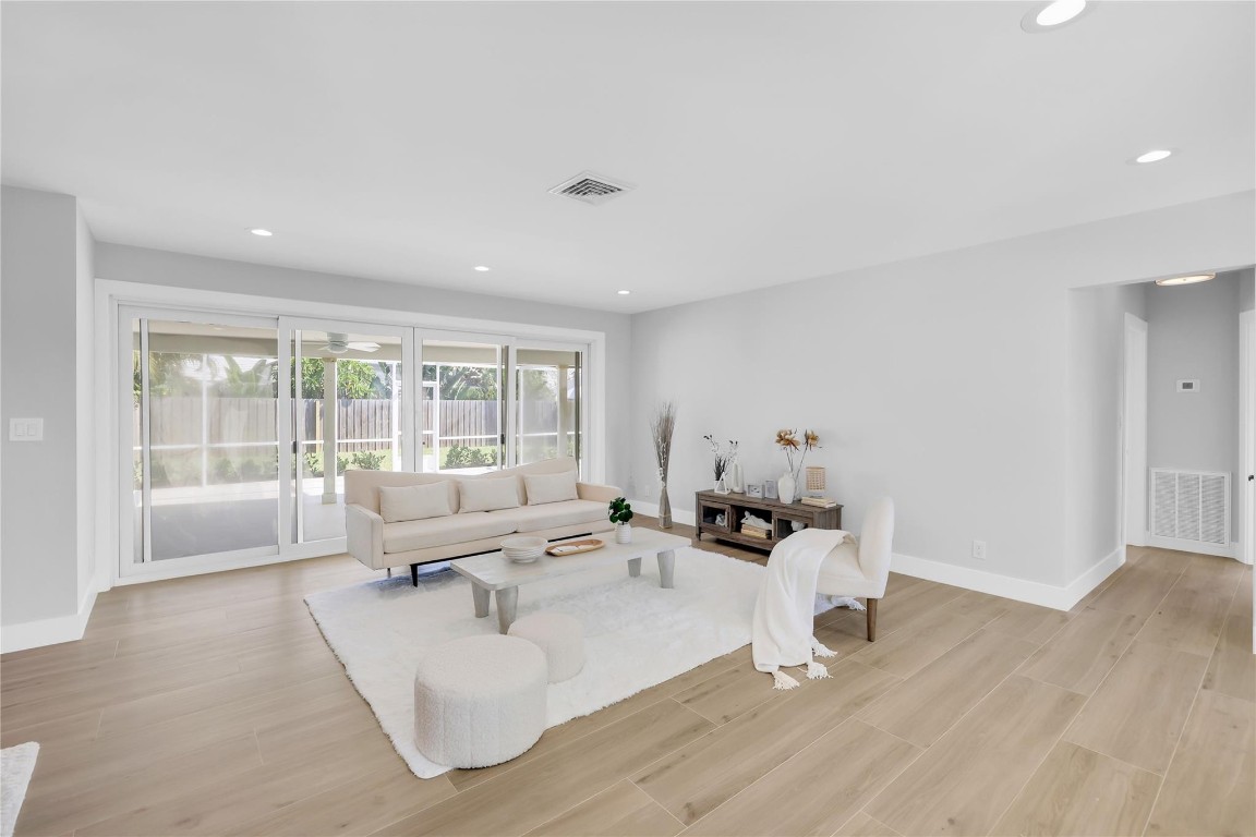 943 SW 4th St