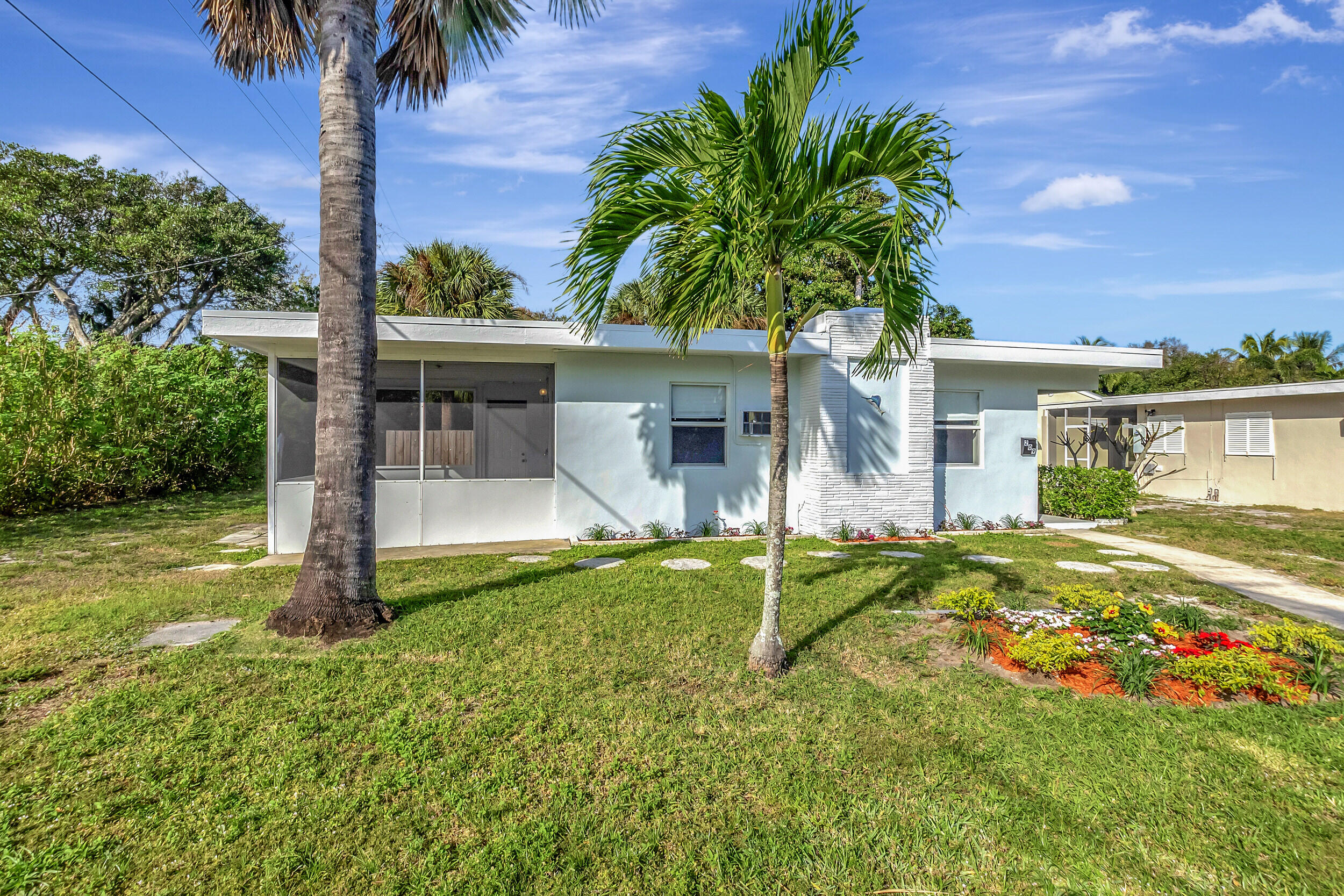 209 SE 3rd Street