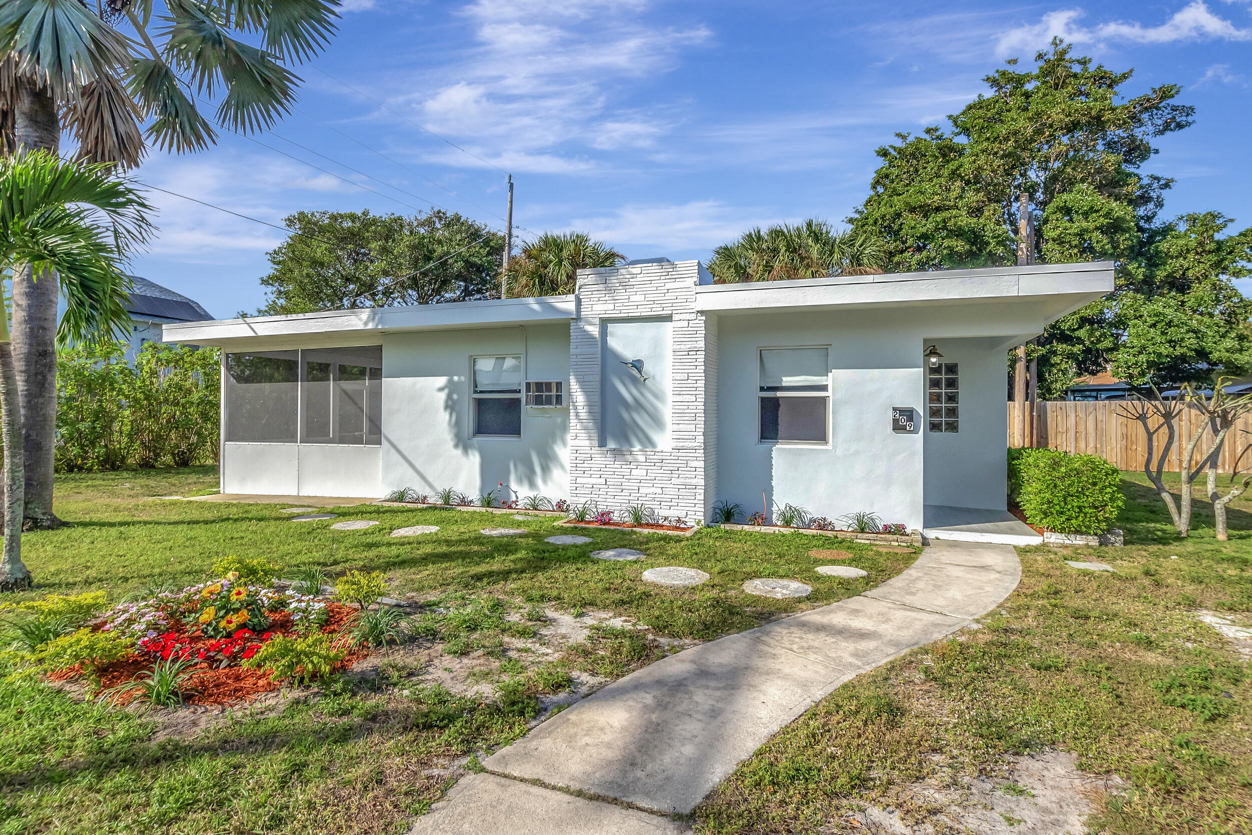 209 SE 3rd Street