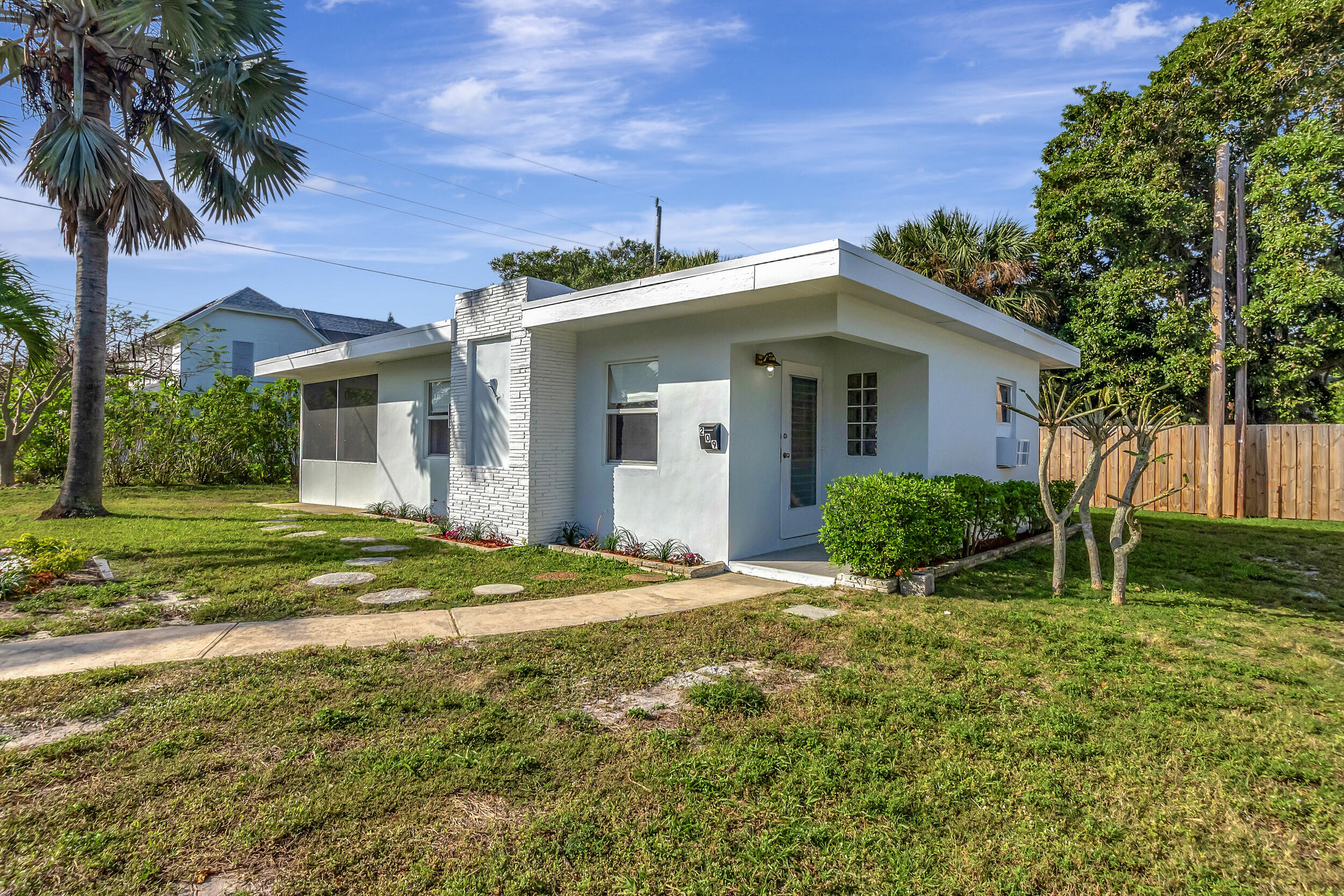 209 SE 3rd Street