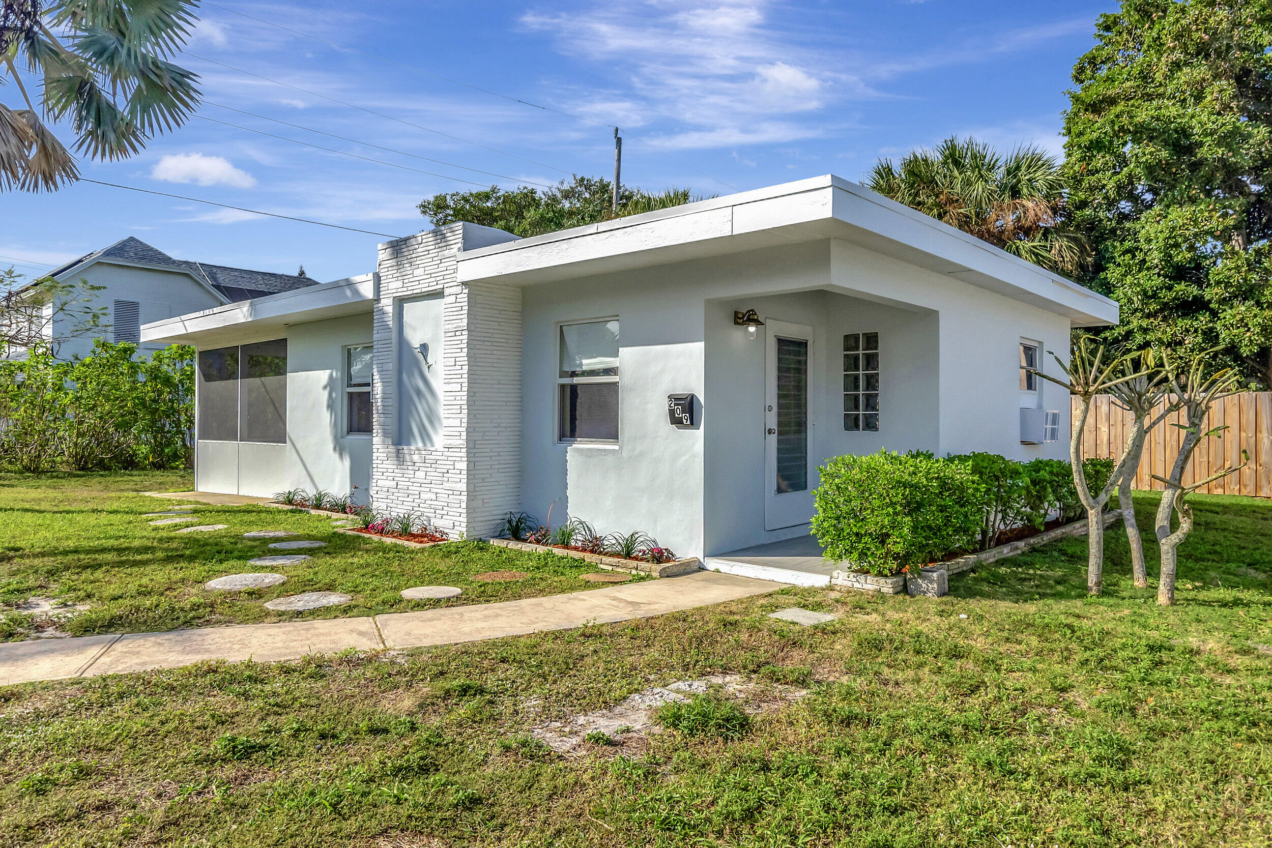 209 SE 3rd Street