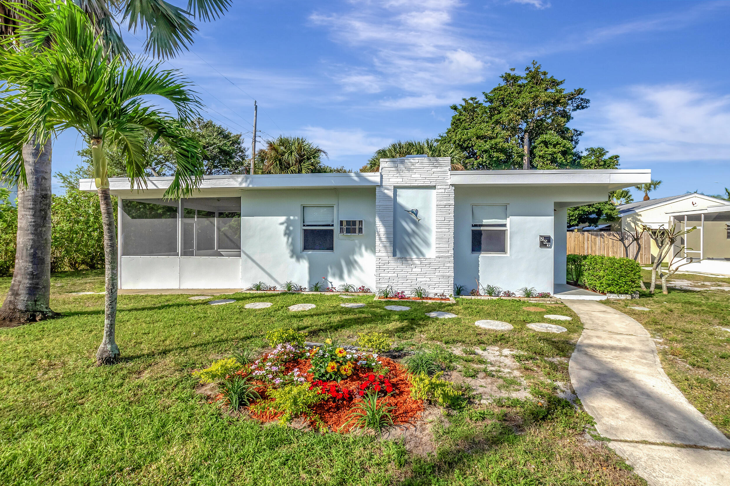 209 SE 3rd Street