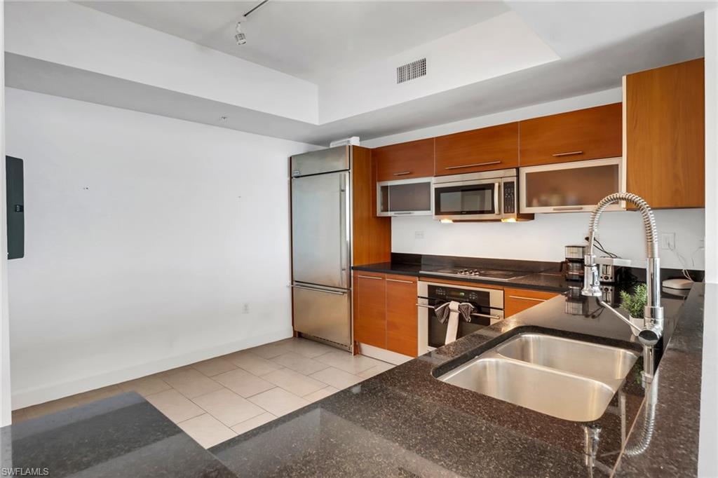 3000 Oasis Grand BLVD 2004