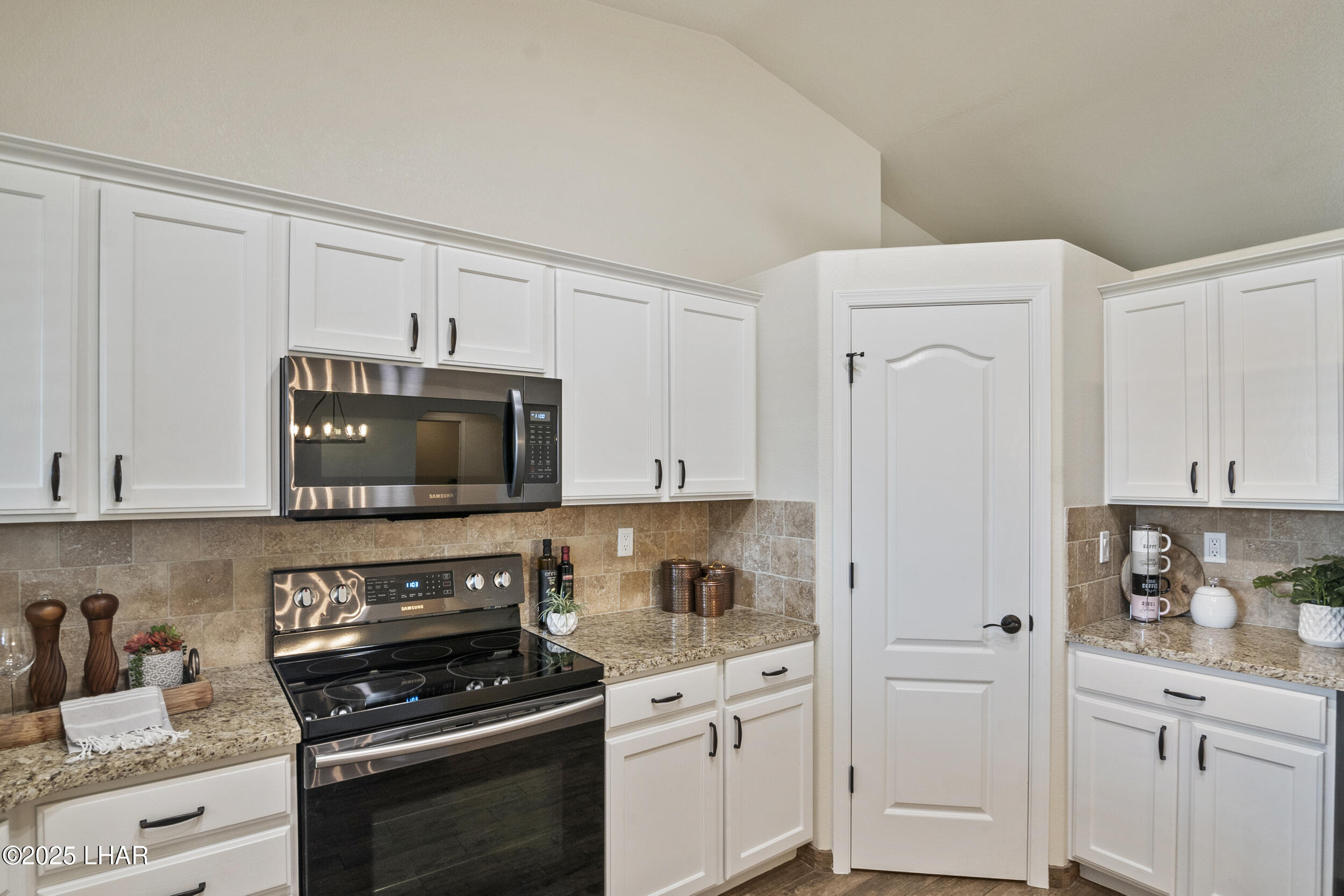 2816 Hidden Valley Dr