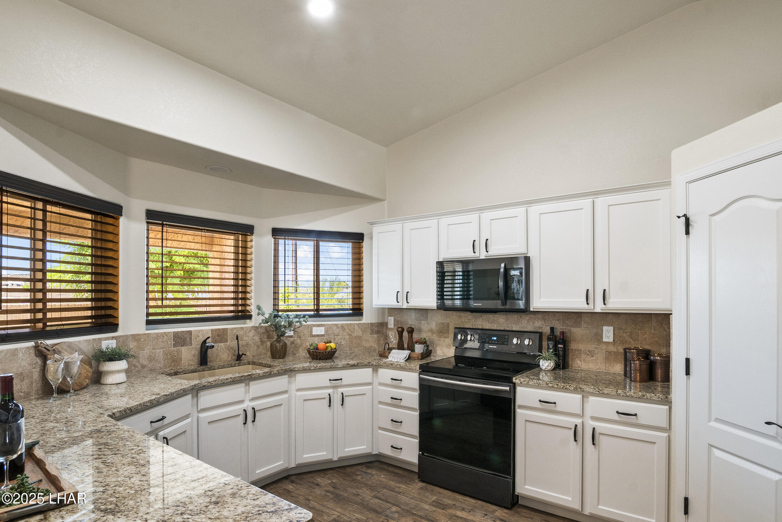 2816 Hidden Valley Dr