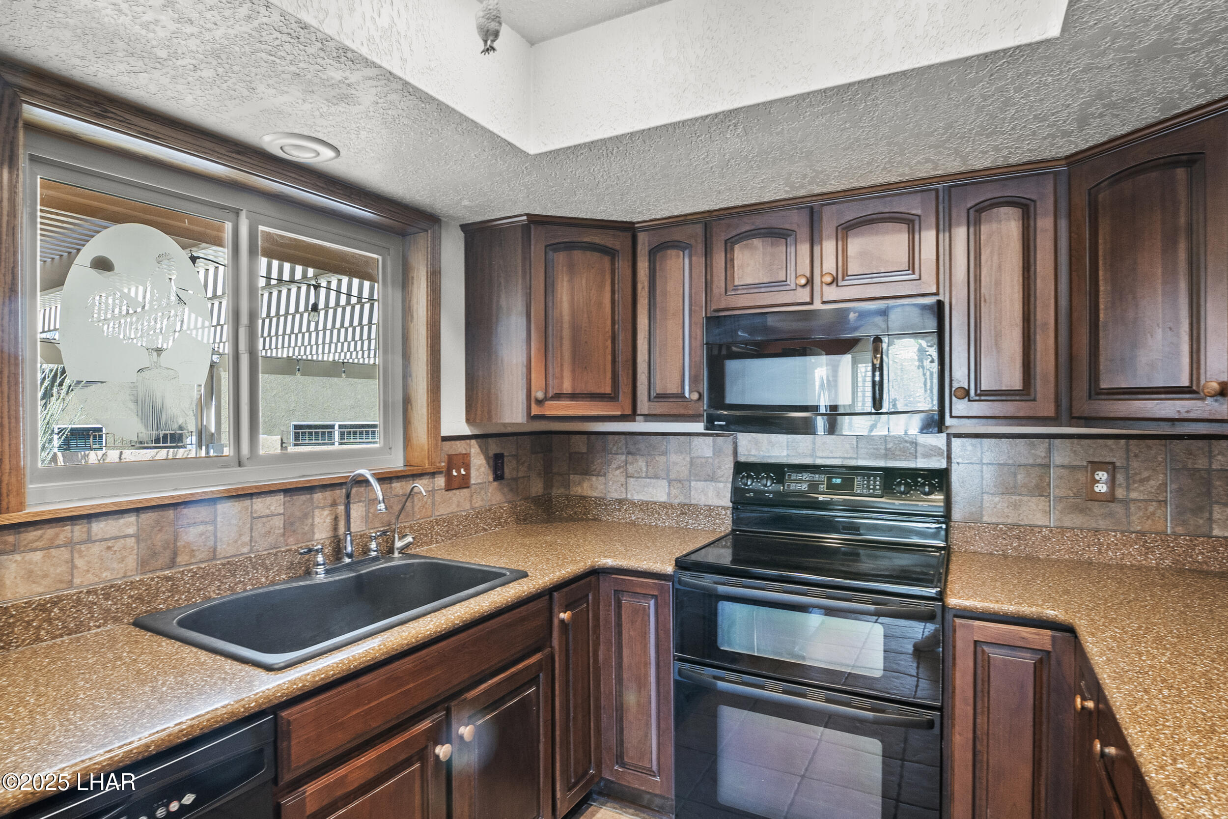 2555 Avocado Ln
