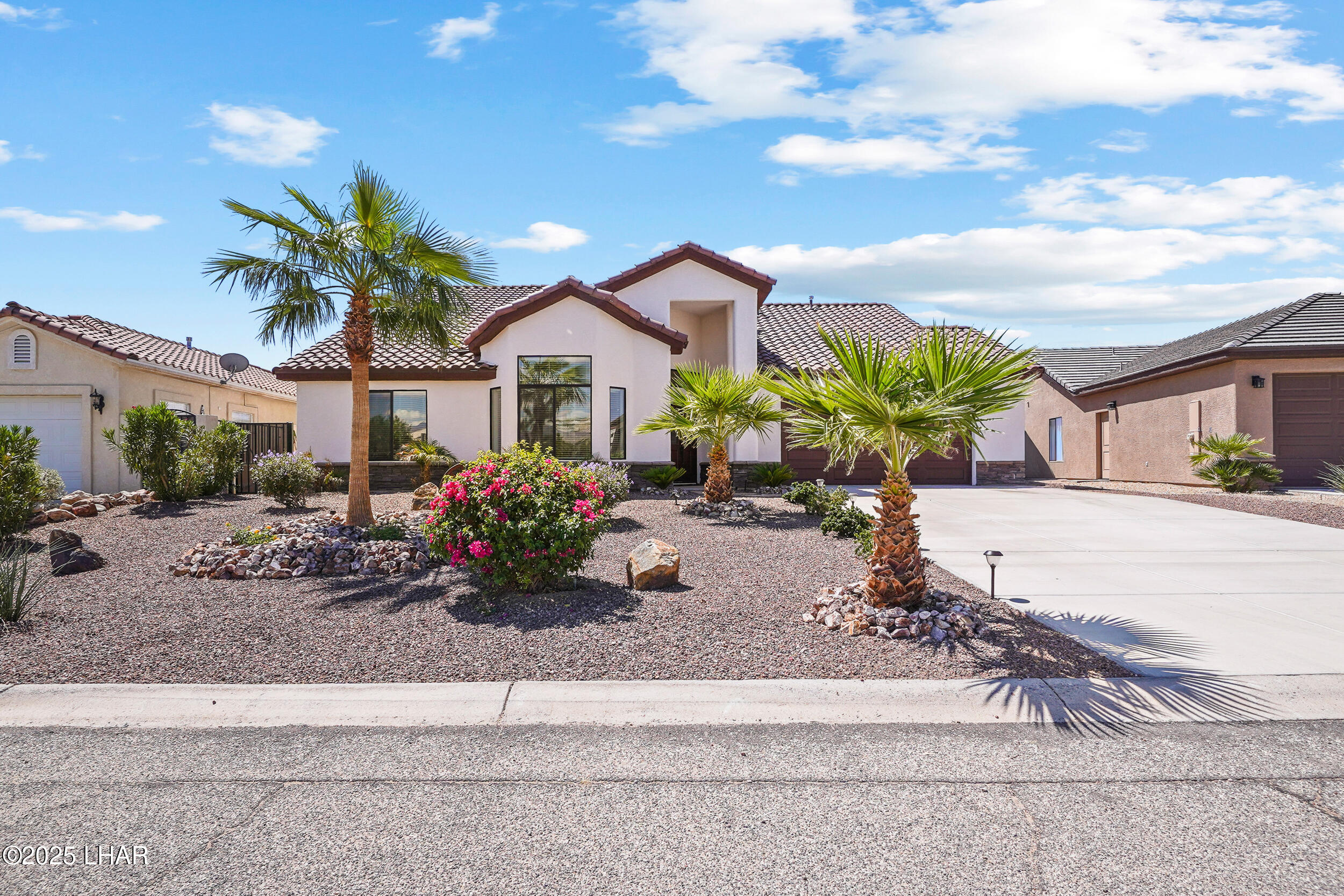 5905 Desert Lakes Dr