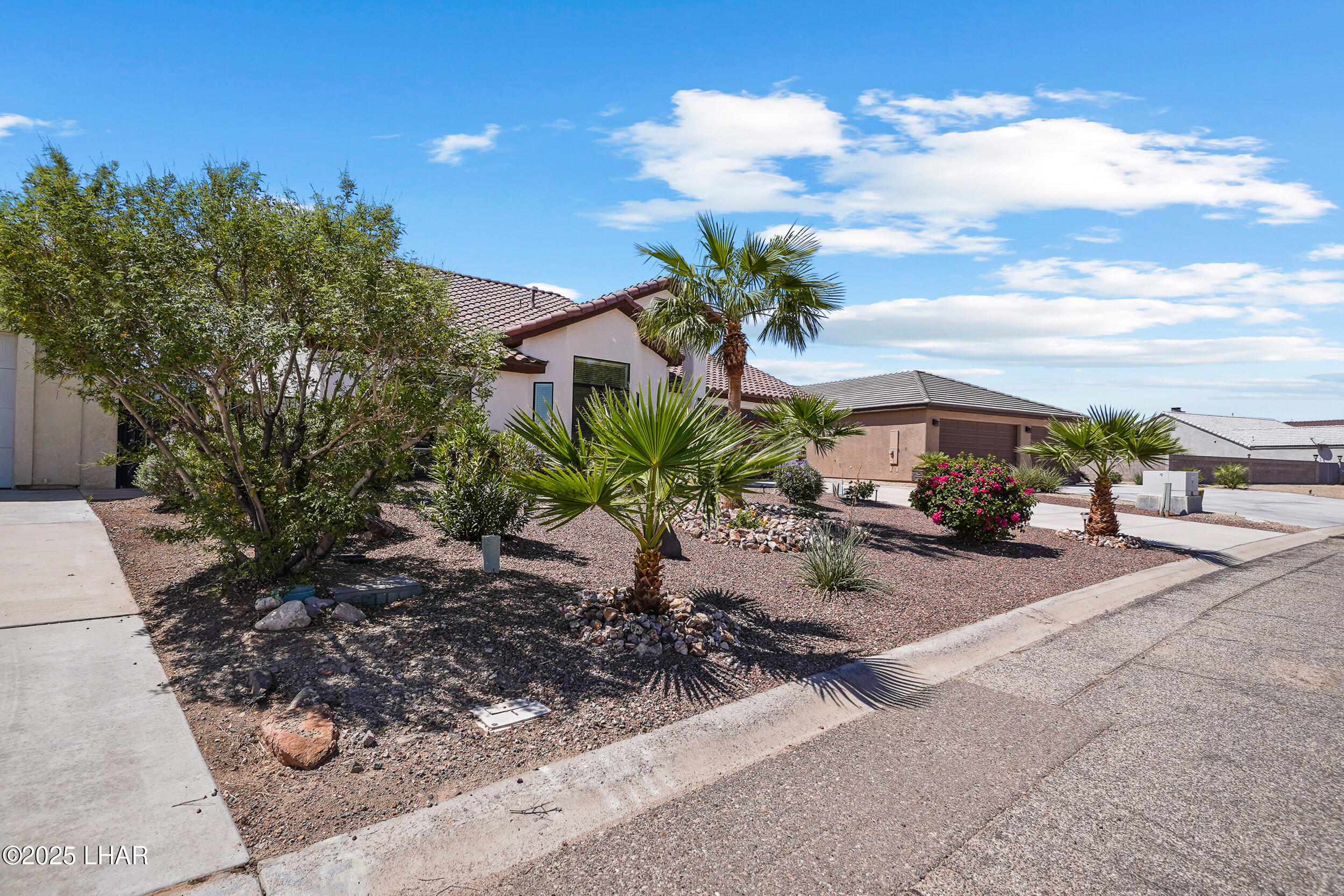 5905 Desert Lakes Dr