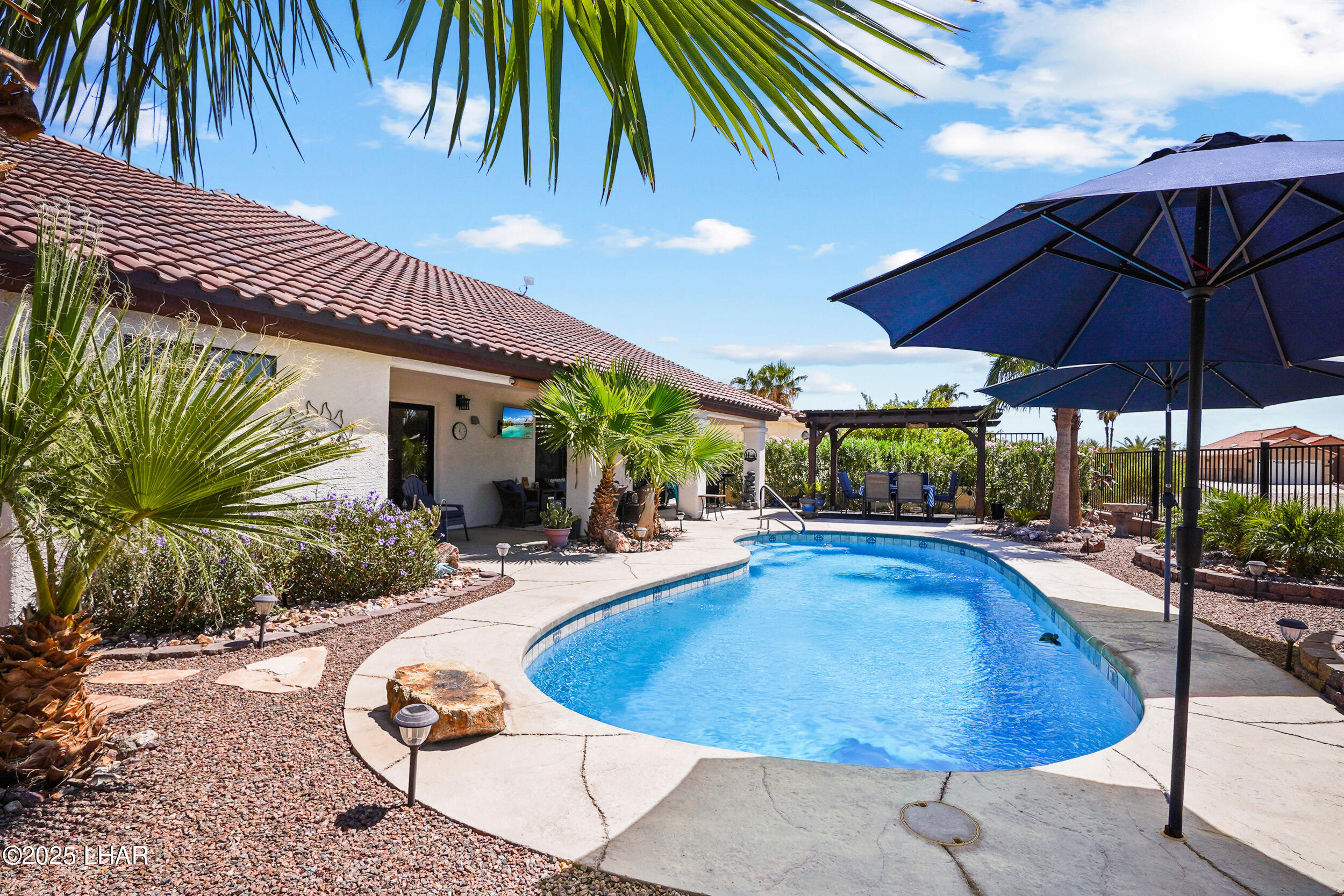5905 Desert Lakes Dr
