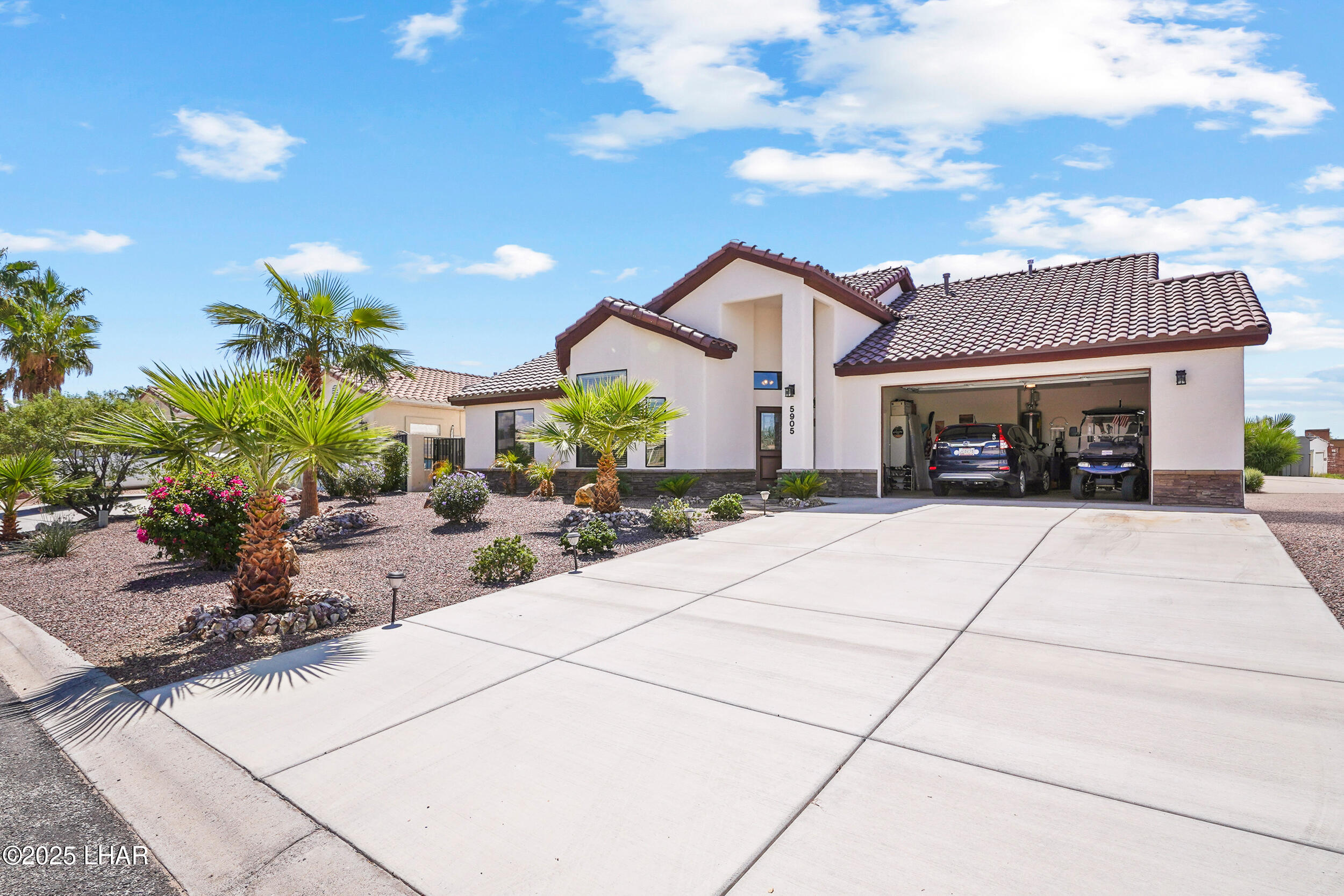 5905 Desert Lakes Dr