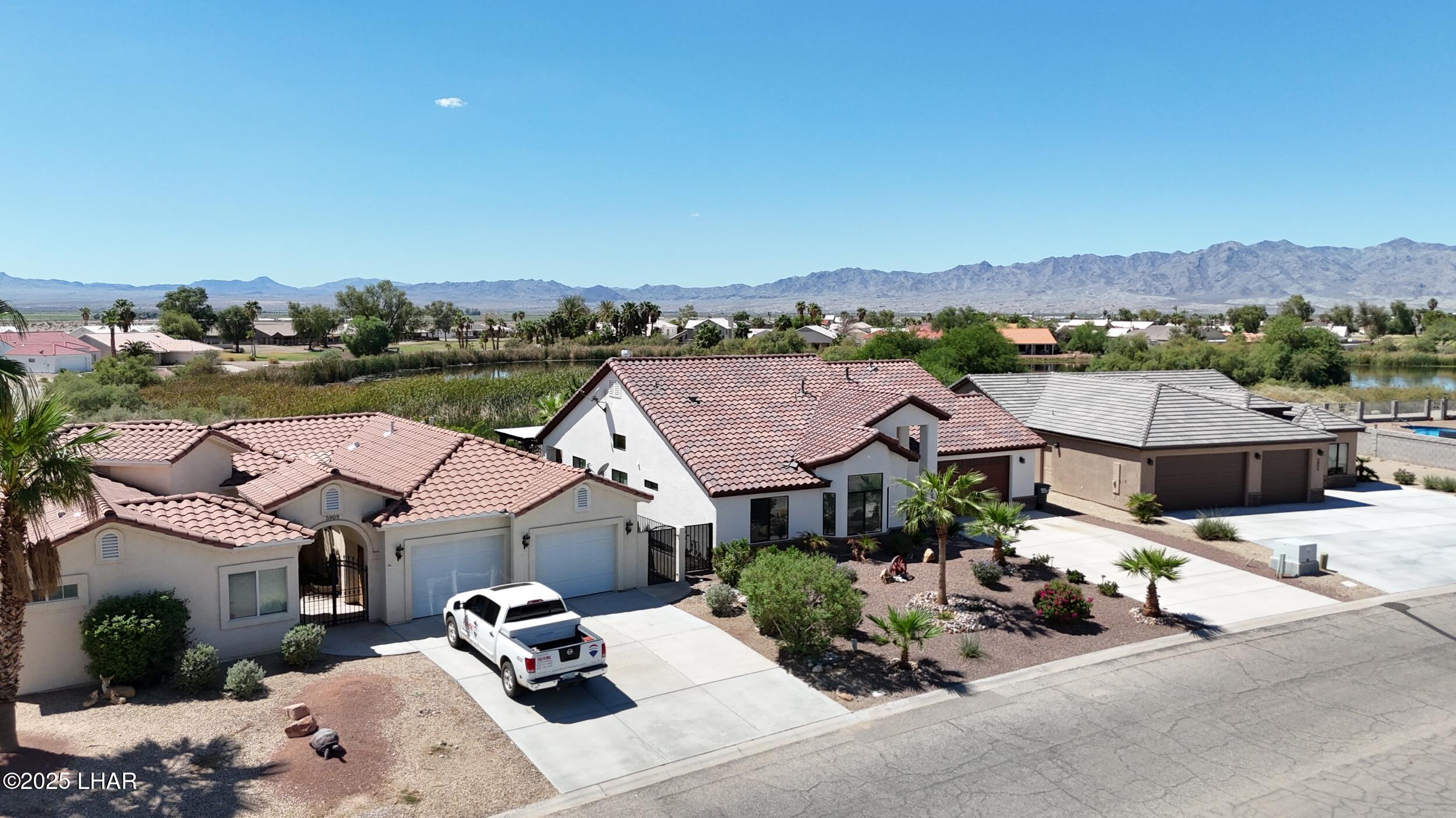 5905 Desert Lakes Dr