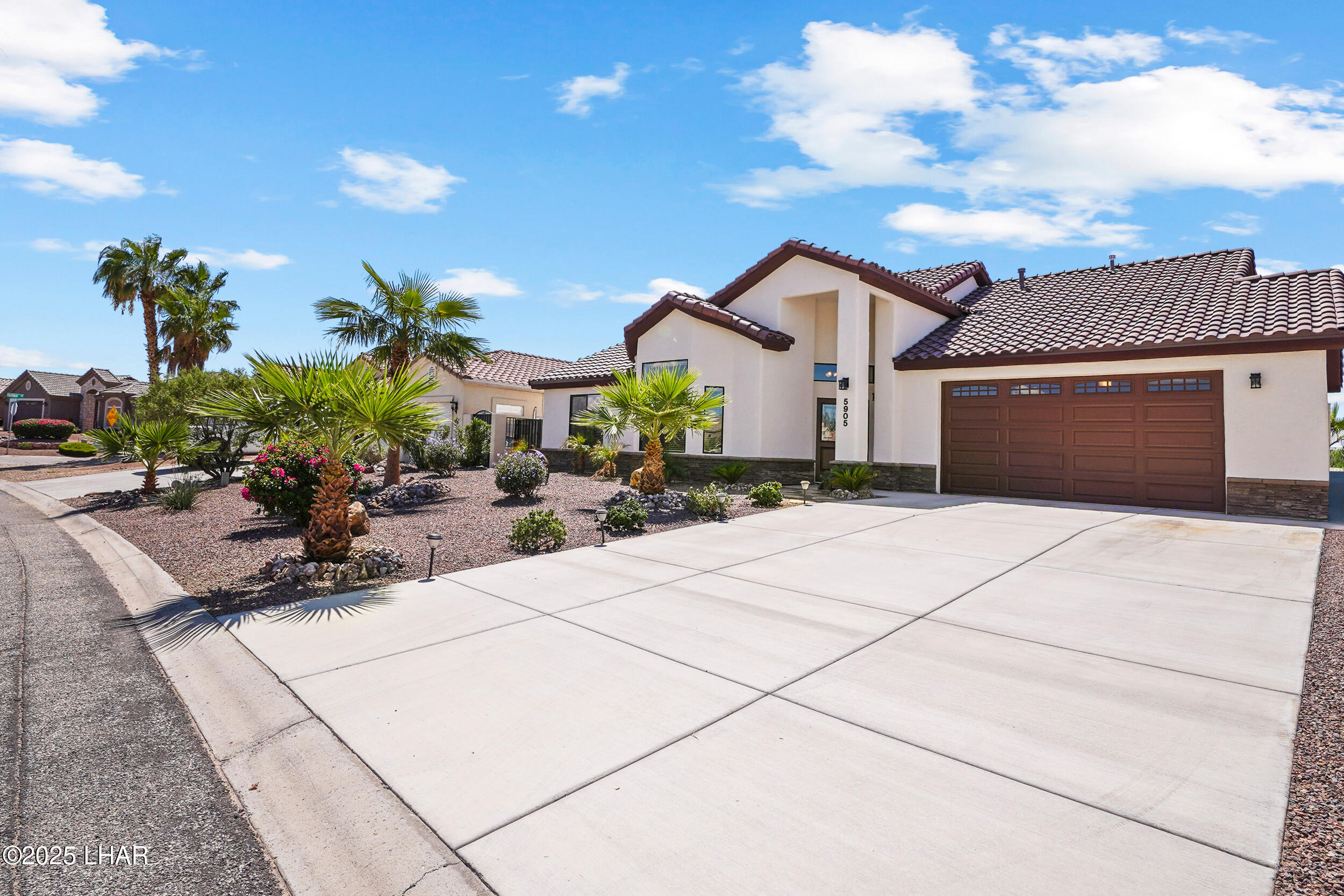 5905 Desert Lakes Dr