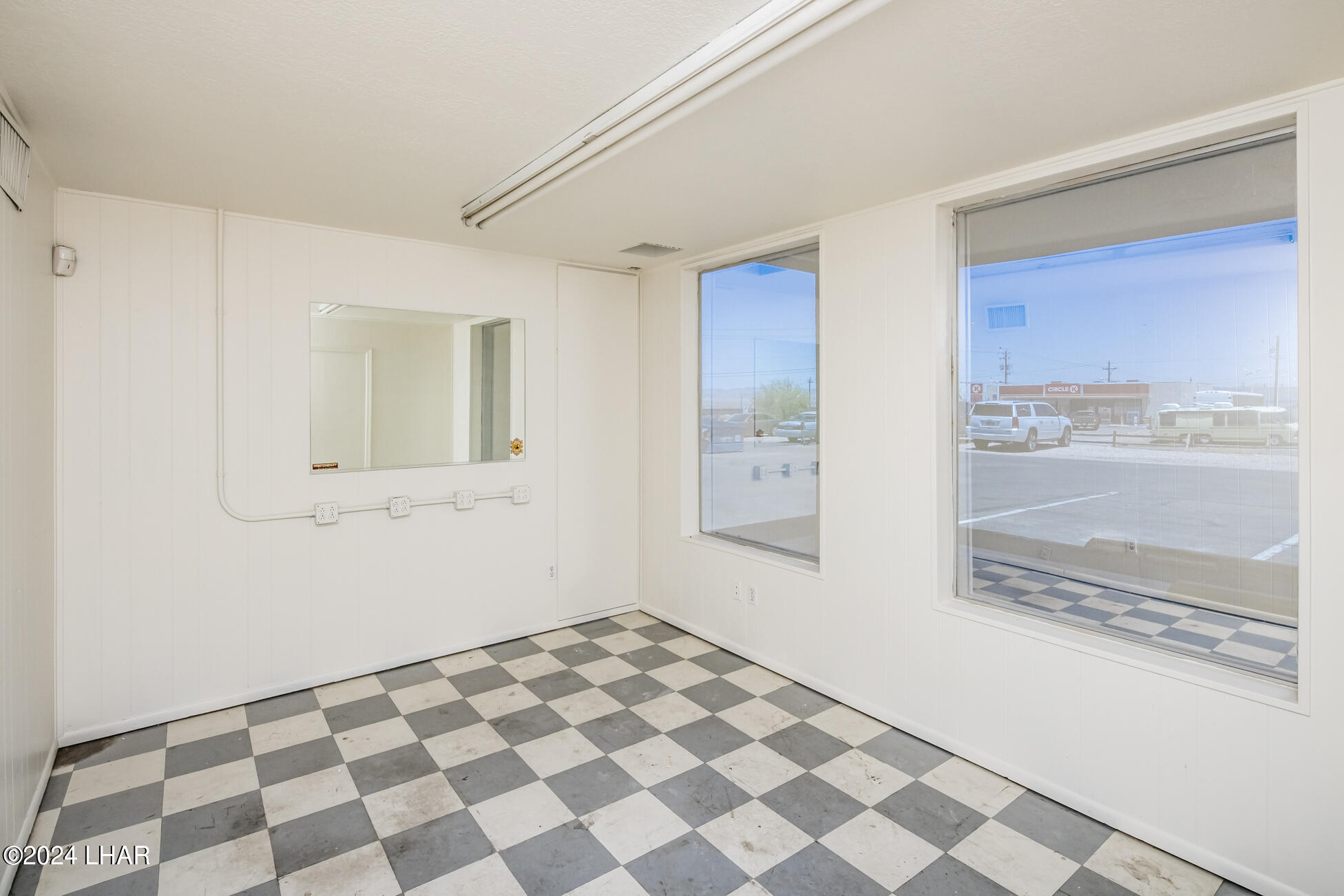 669 N Lake Havasu Ave N