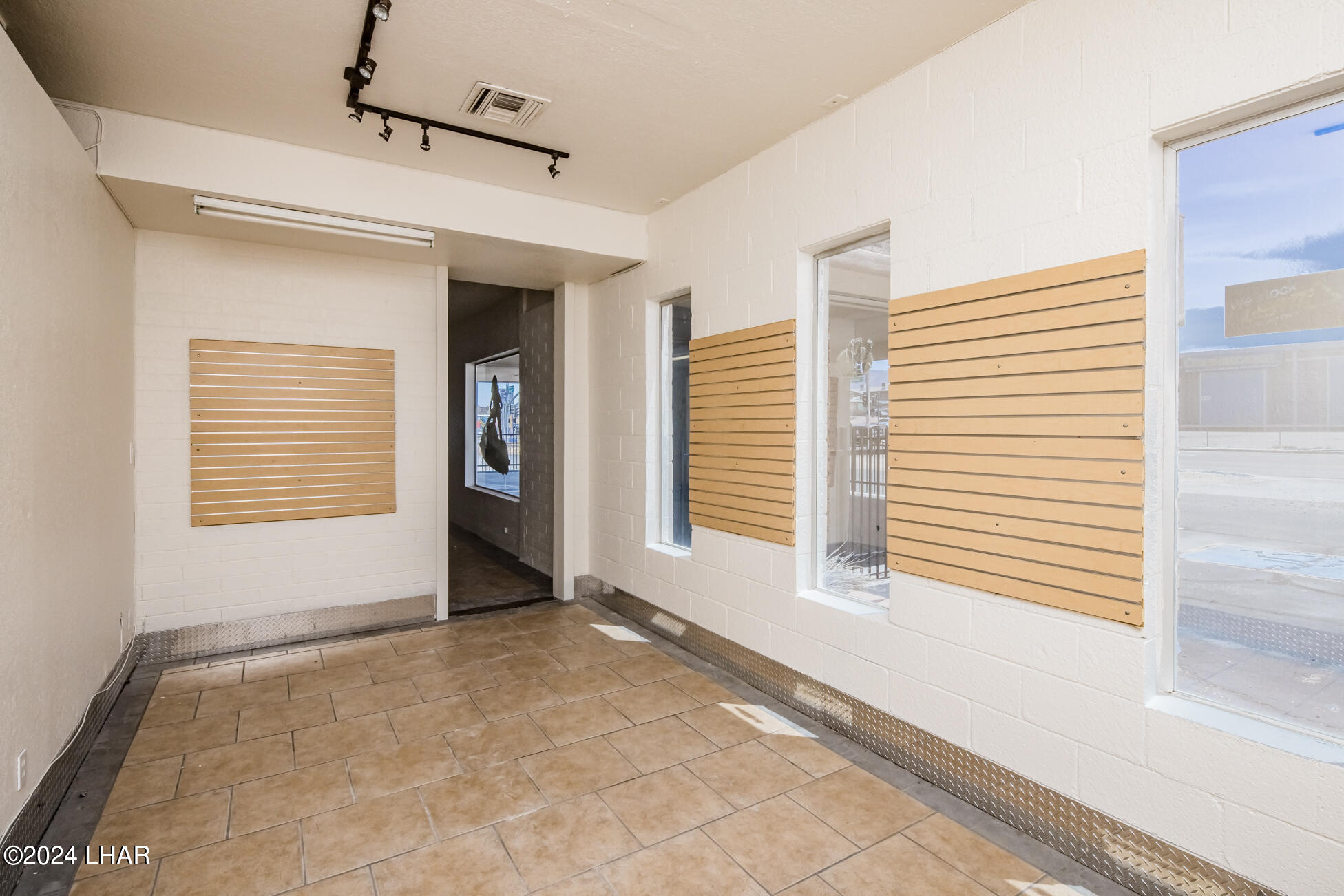 669 N Lake Havasu Ave N