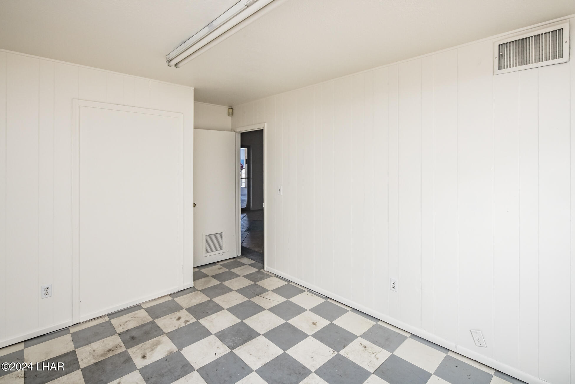 669 N Lake Havasu Ave N