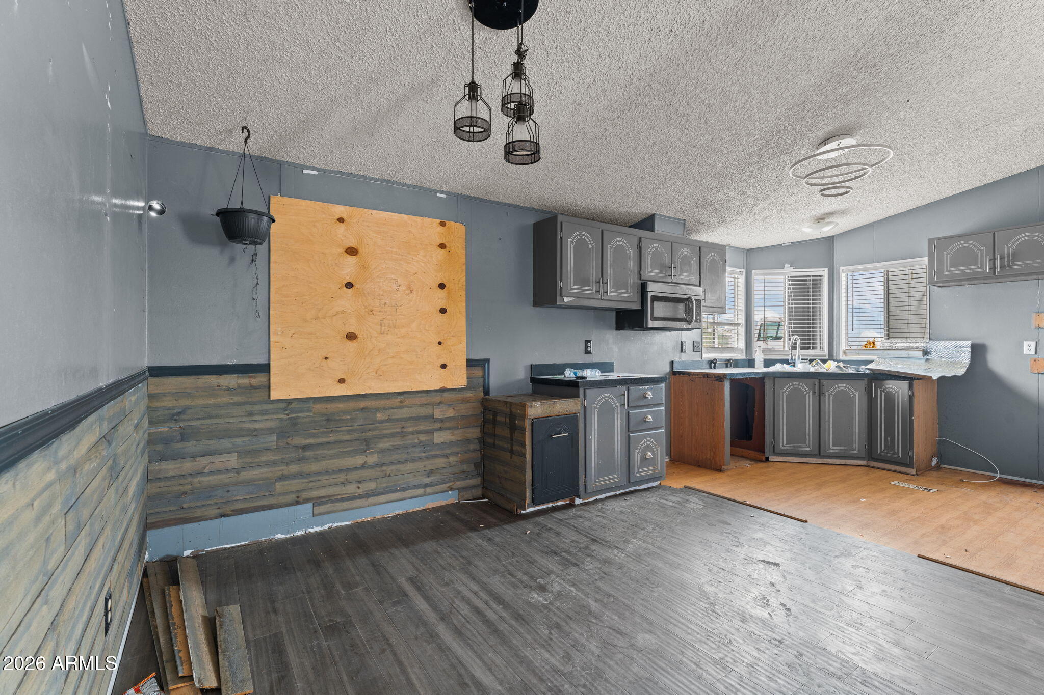 865 W MOUNTAIN VIEW Lane