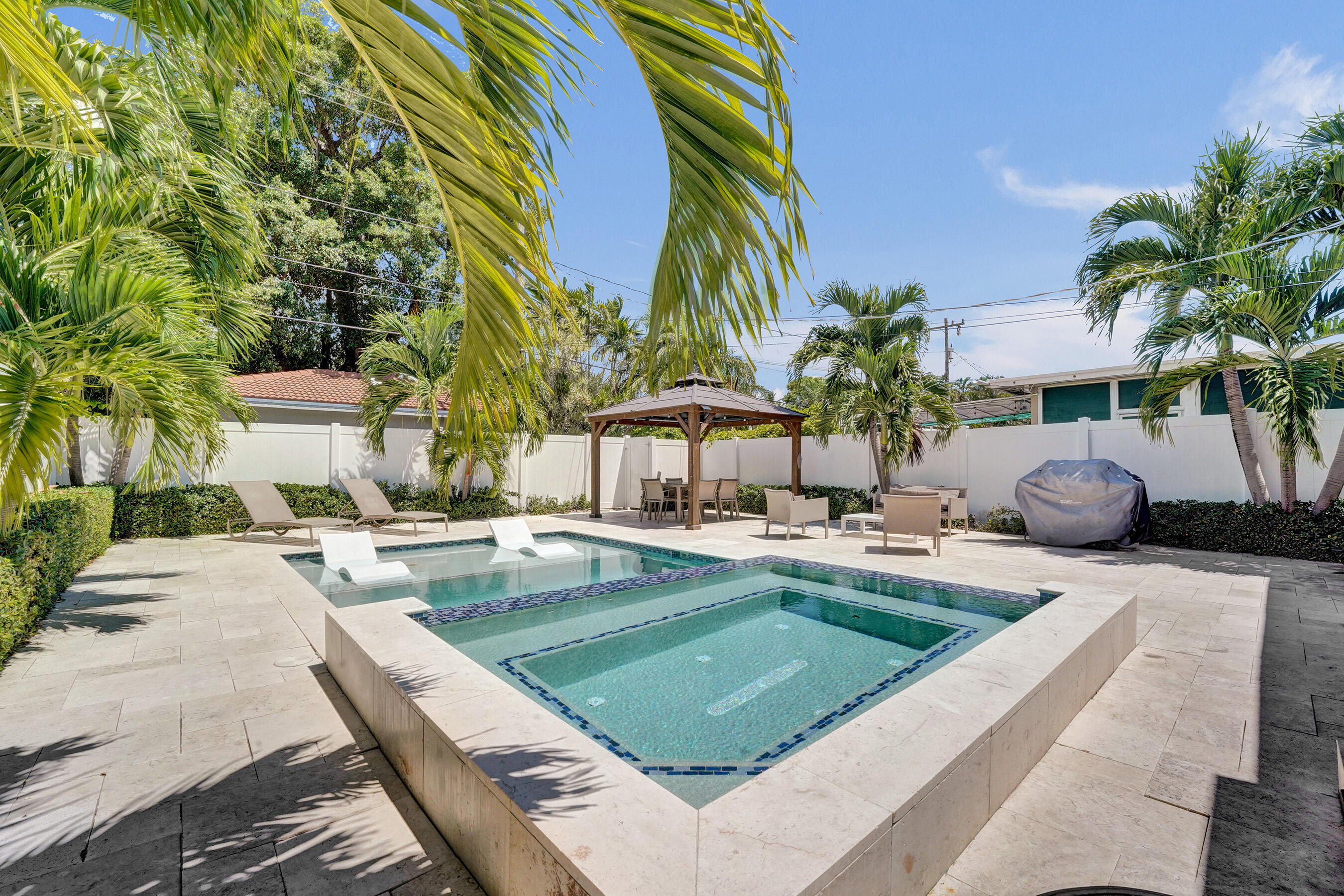 1535 HOLLYWOOD Boulevard