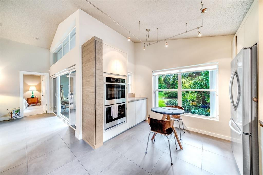 7638 CHARING CROSS Lane