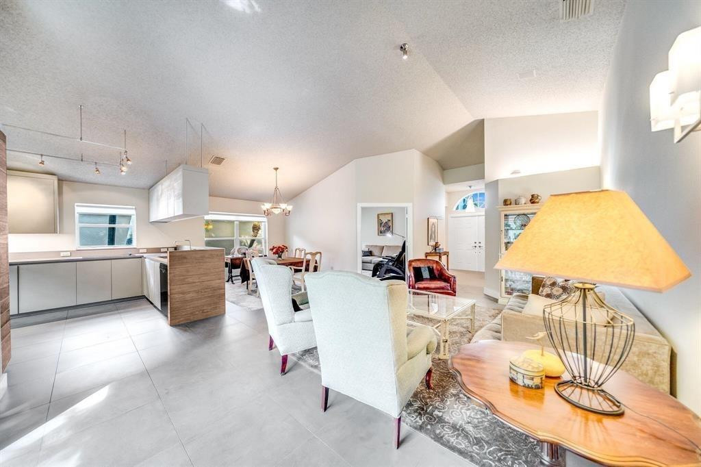 7638 CHARING CROSS Lane