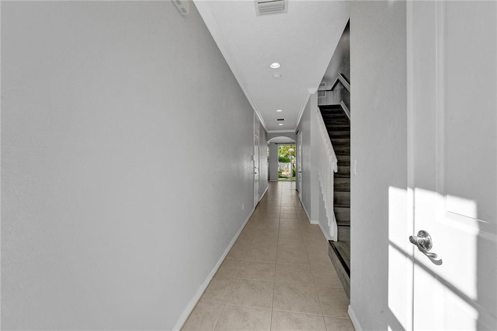 123 S Longport Cir 9C