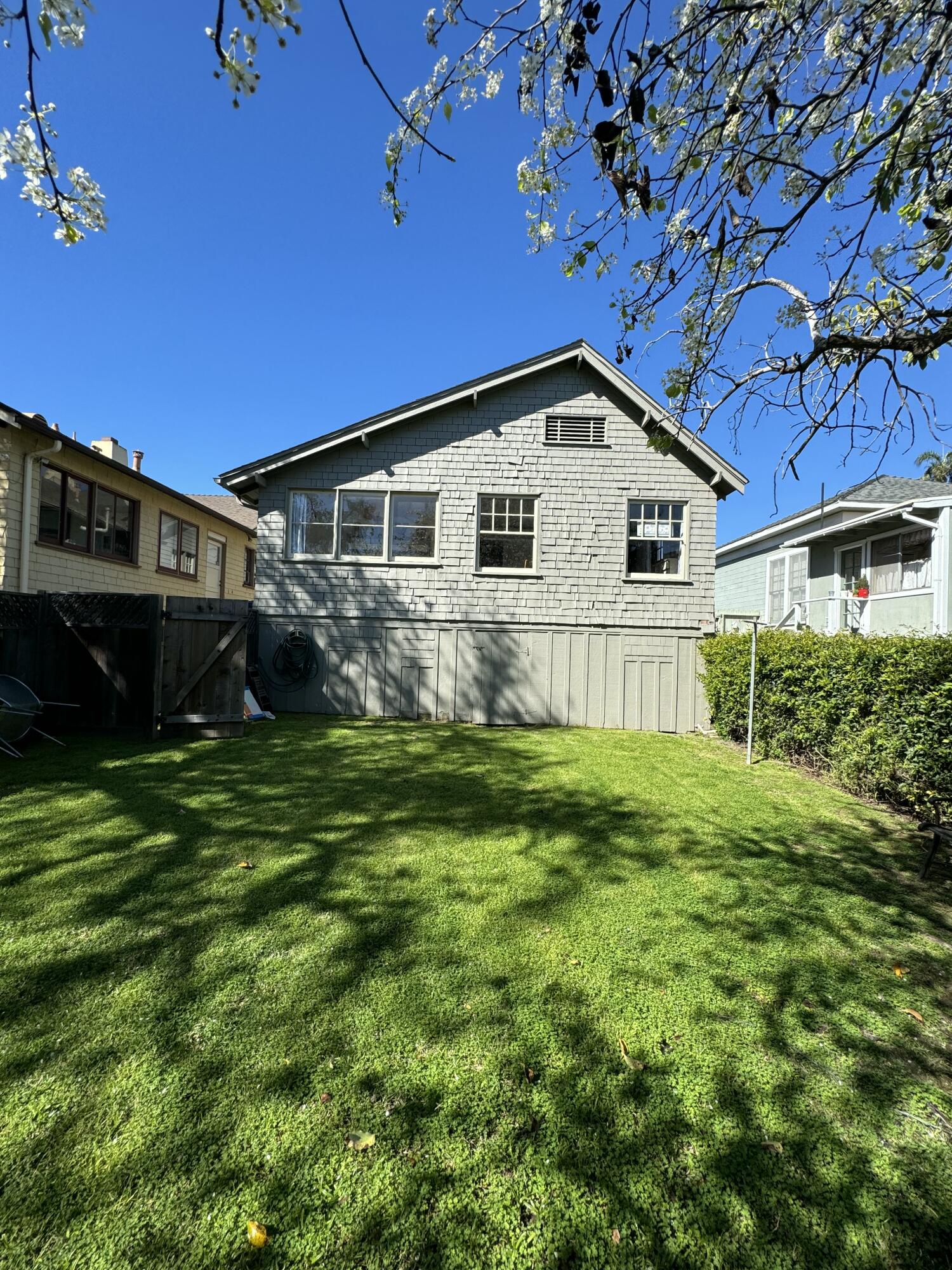 218 E Victoria Street