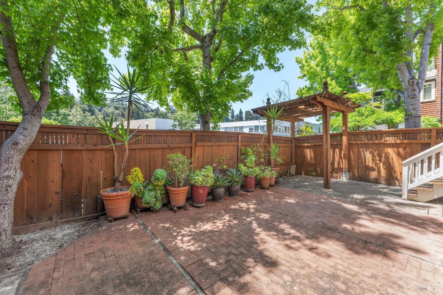 249 E Blithedale Ave