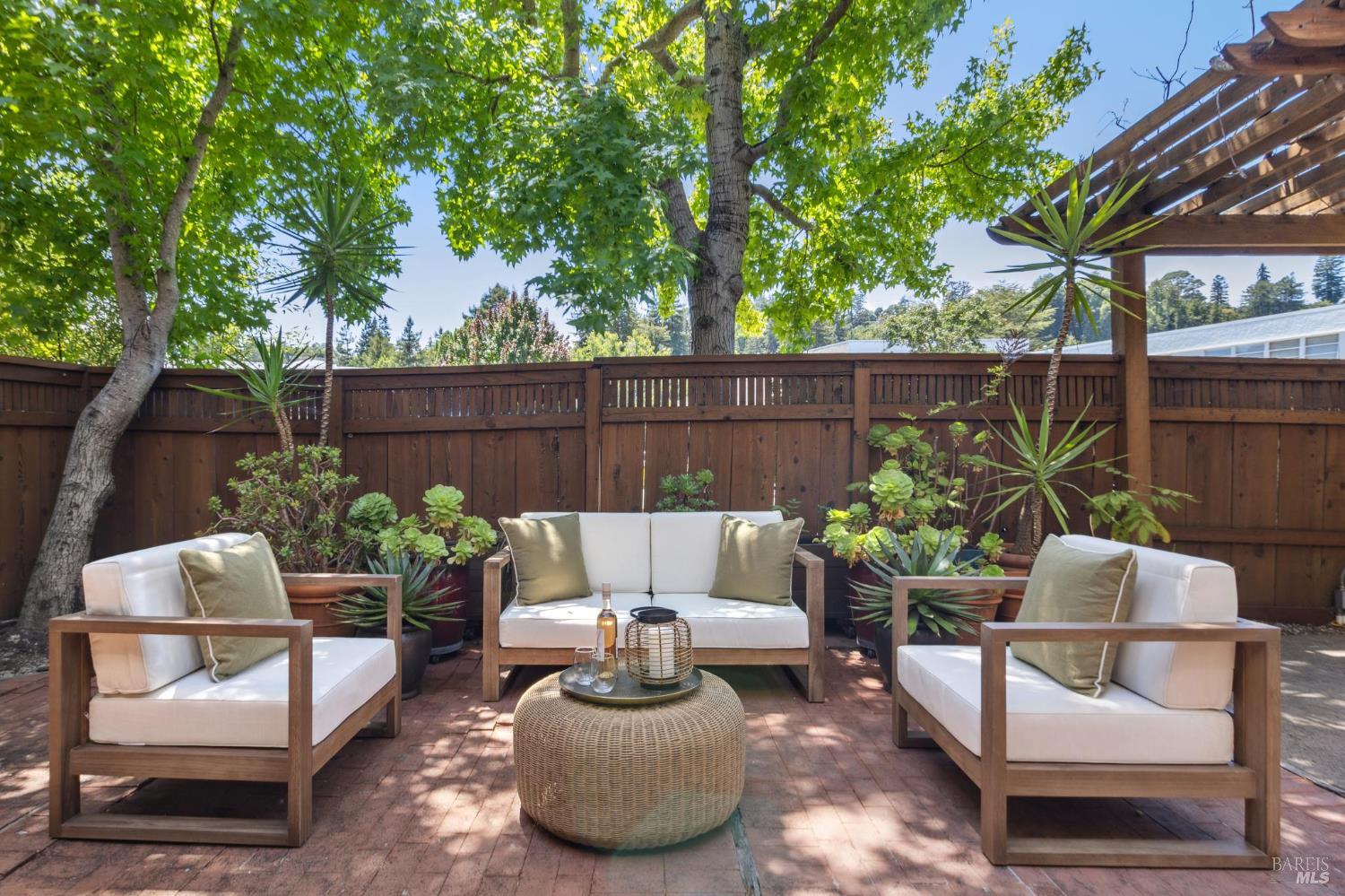 249 E Blithedale Ave