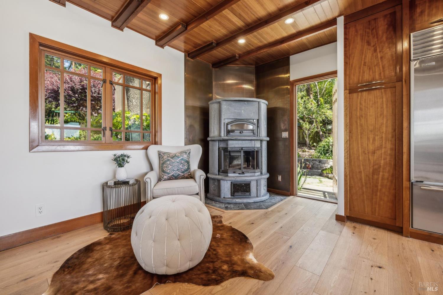 3275 Shoreline Highway