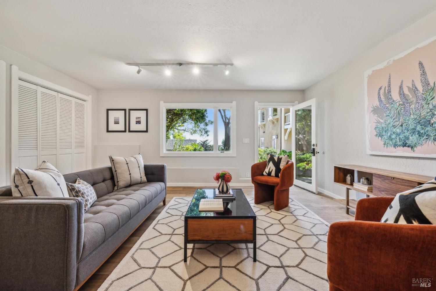 3275 Shoreline Highway