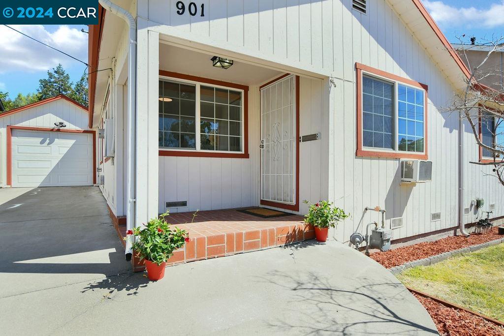 901 Bella Vista Avenue