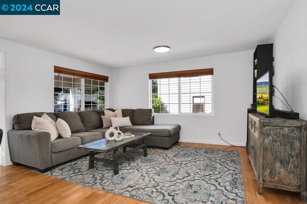 901 Bella Vista Avenue