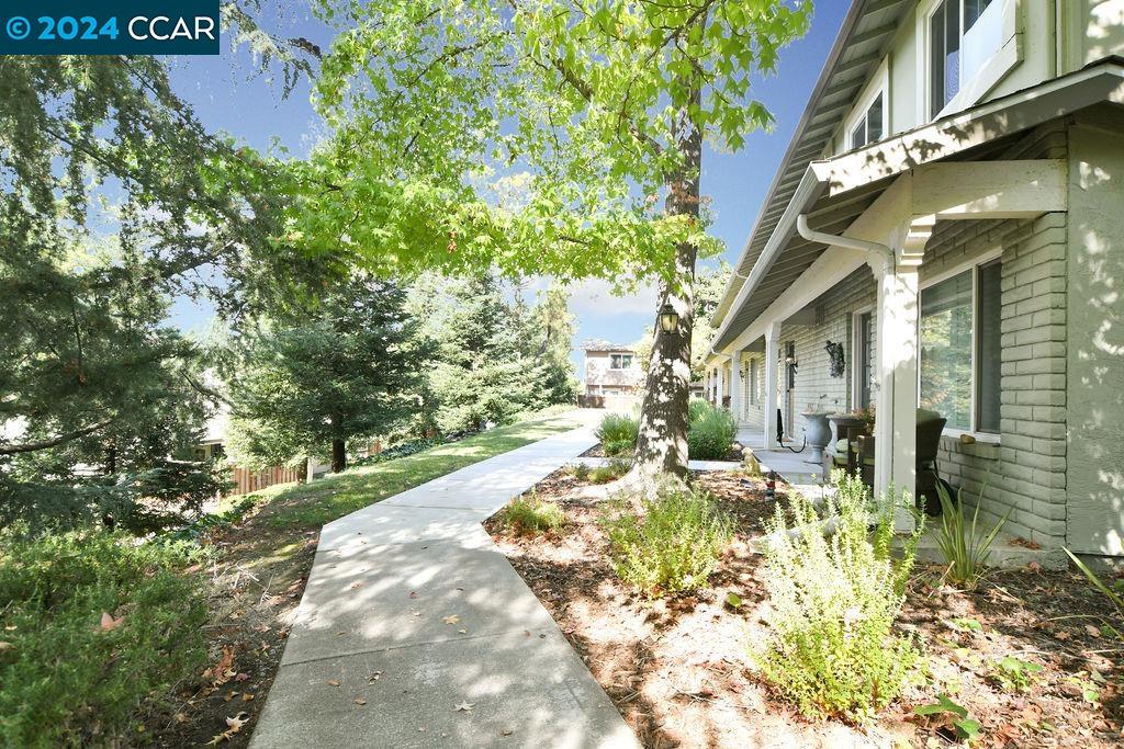 30 Fountainhead Court