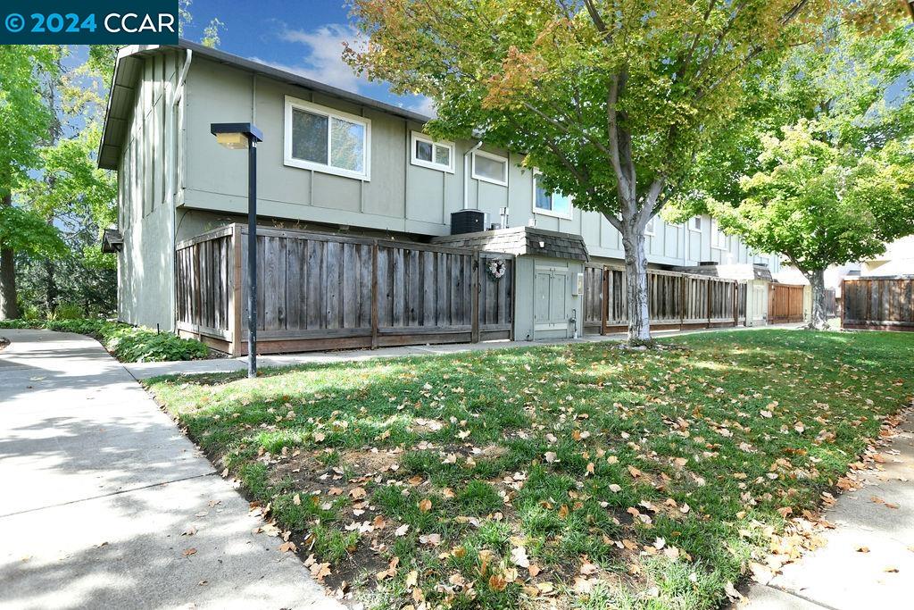 30 Fountainhead Court