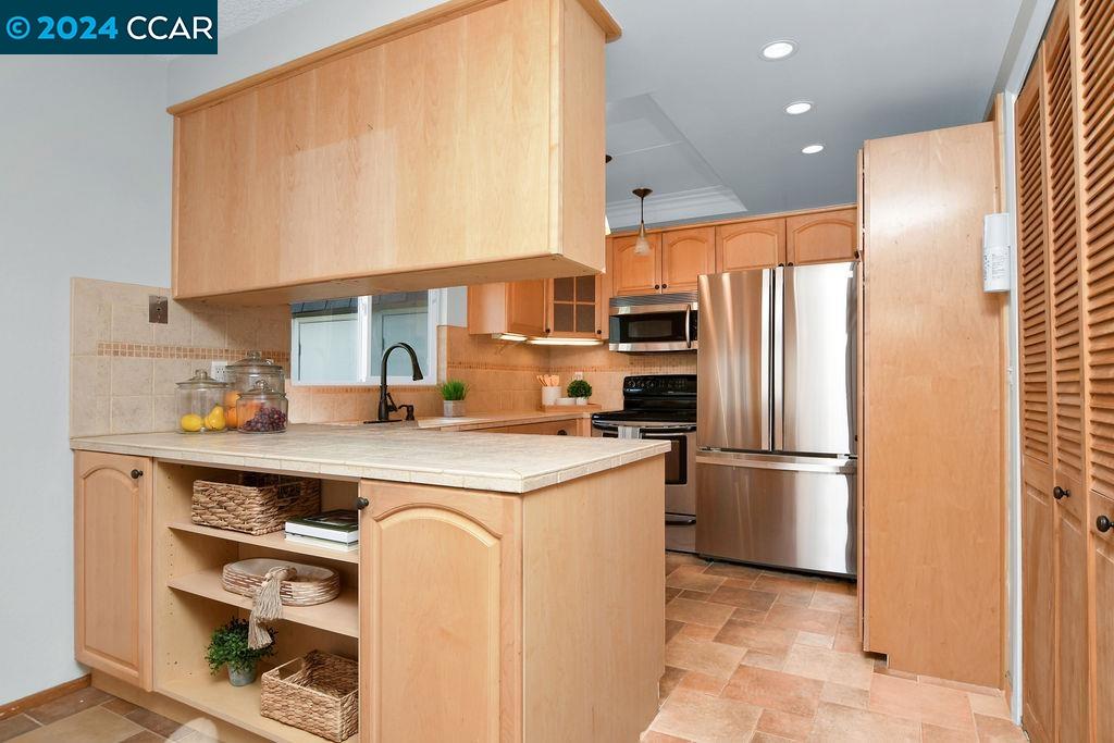 30 Fountainhead Court
