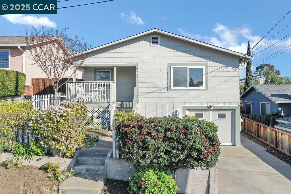 2345 Pomona Ave